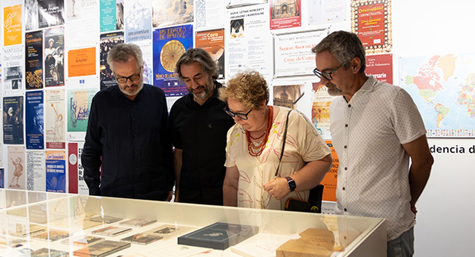 El Coro Universitario y el Coro de Cámara de la Universidad de Salamanca reúnen su historia en una exposición El Coro Universitario y el Coro de Cámara de la Universidad de Salamanca reúnen su historia en una exposición