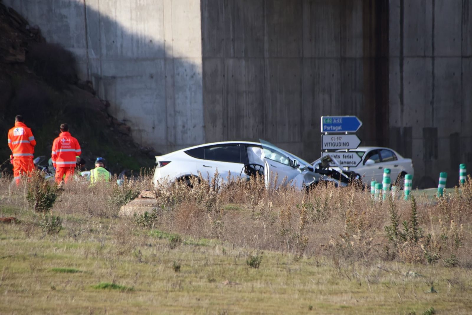 Un accidente entre un camión y un turismo se salda con un bebé y un adulto heridos