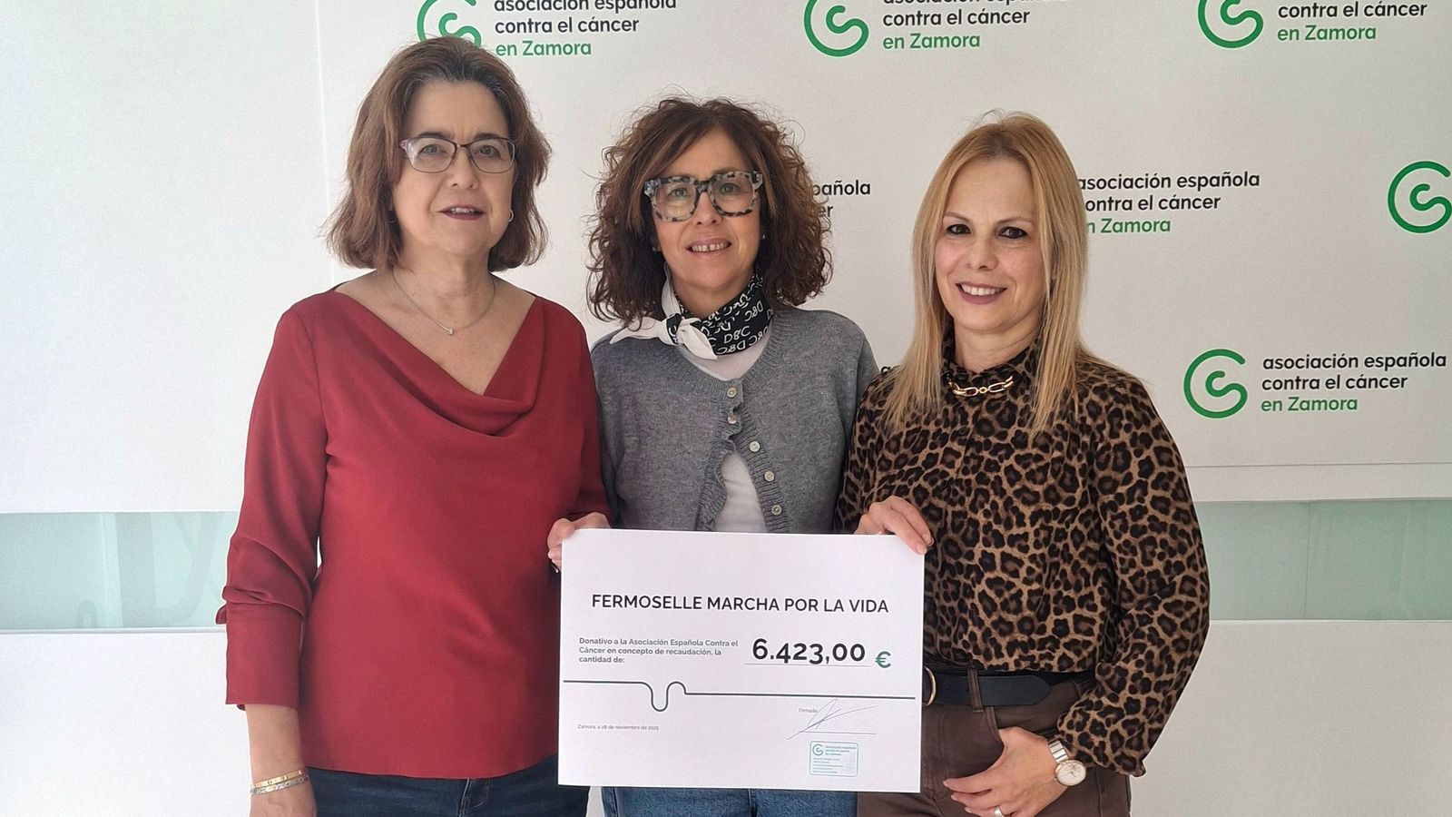 Entrega del donativo recaudado a AECC Zamora
