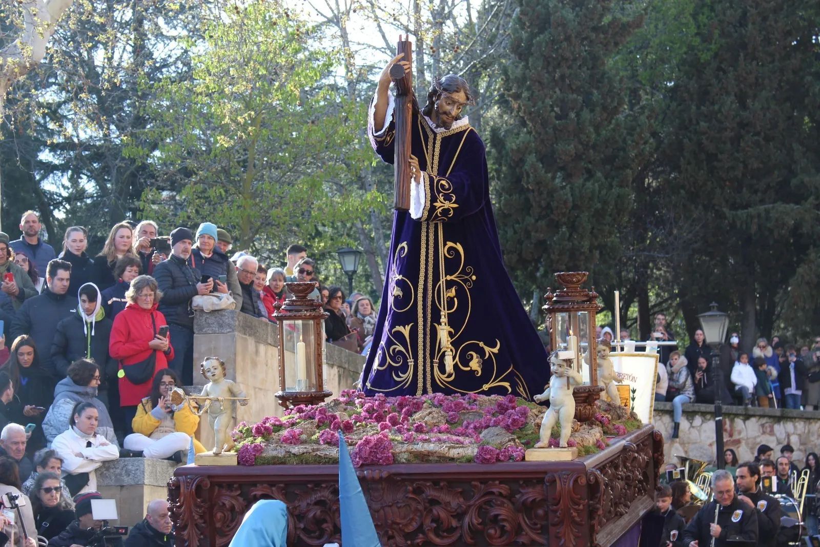 “Nazareno Chico”, imagen de vestir que representa a Jesús con la cruz a cuestas y que pertenece a la Cofradía de la Vera Cruz.