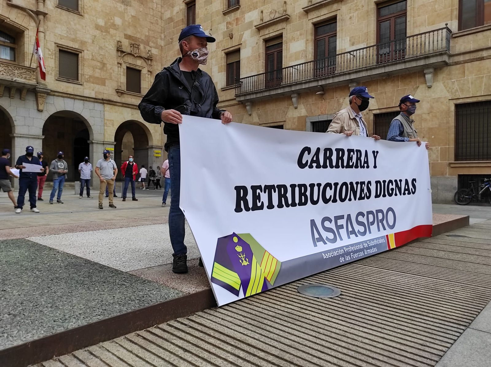 militares-salmantinos-se-manifiestan-frente-a-la-subdelegacion-del-gobierno-por-un-sueldo-digo-6