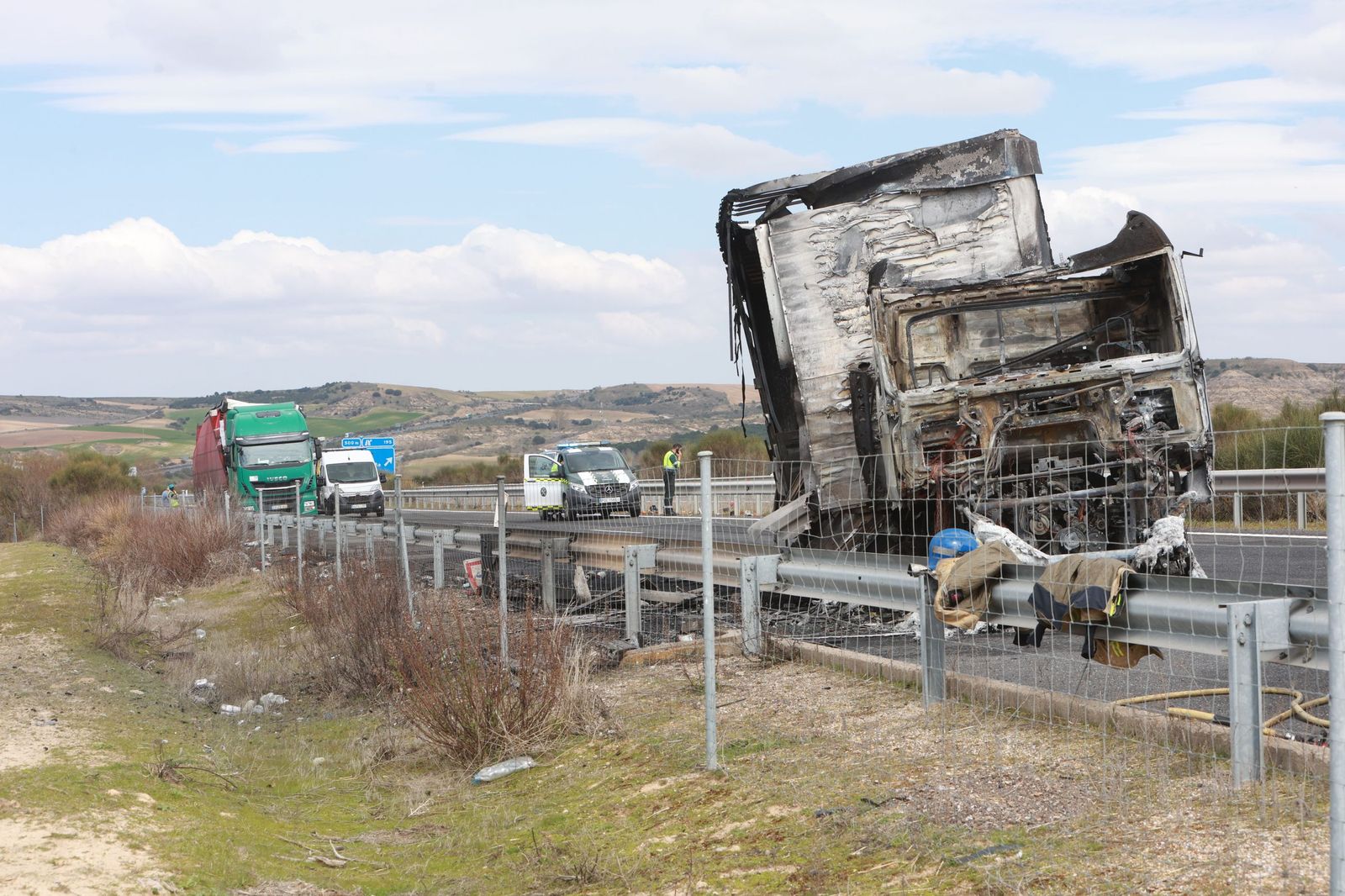 Dos camiones colisionan en la A-62 y uno echa a arder