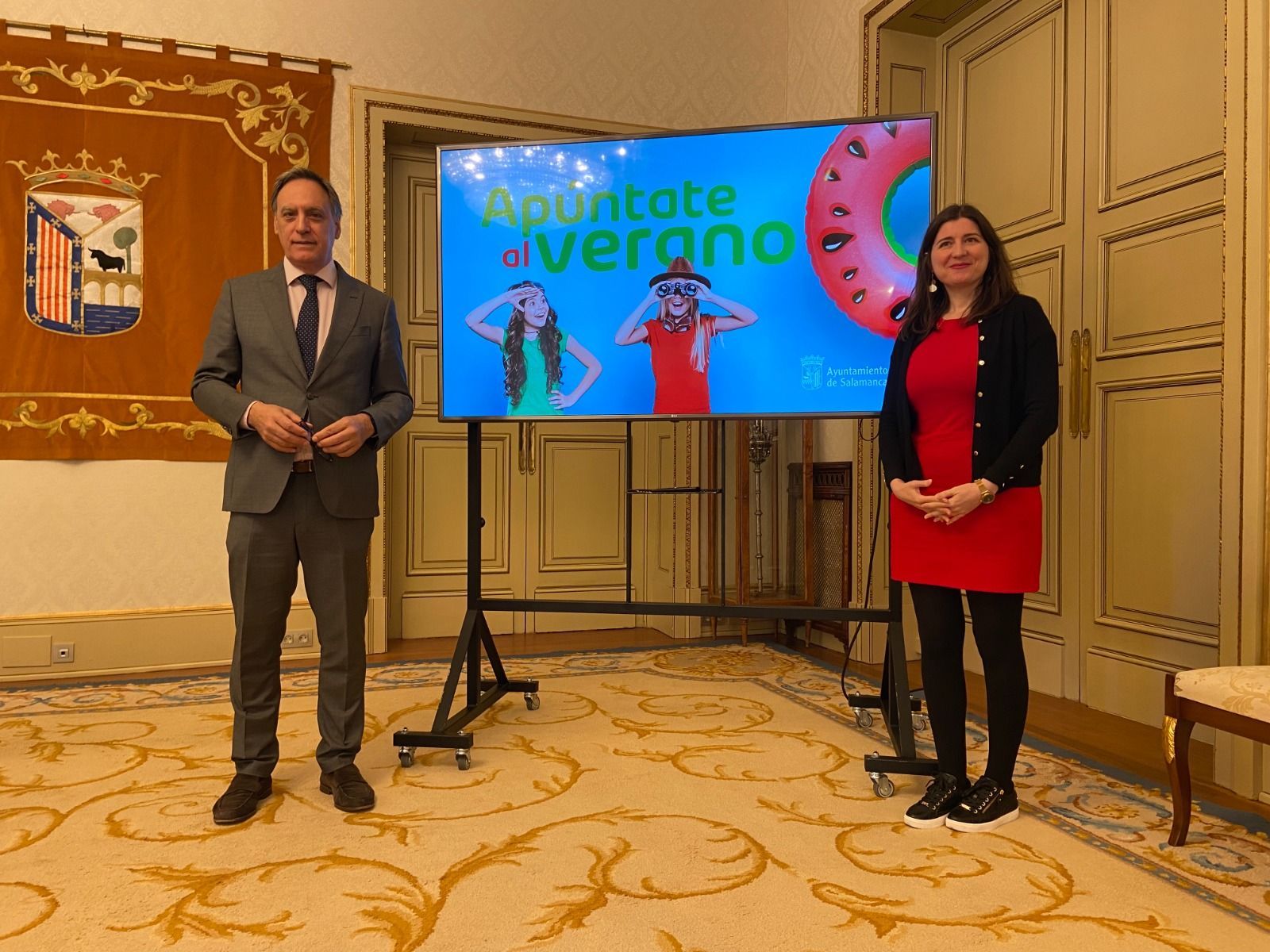 Carlos García Carbayo y Miryam Rodríguez en la presentación de apúntate al verano Carlos García Carbayo y Miryam Rodríguez en la presentación de apúntate al verano