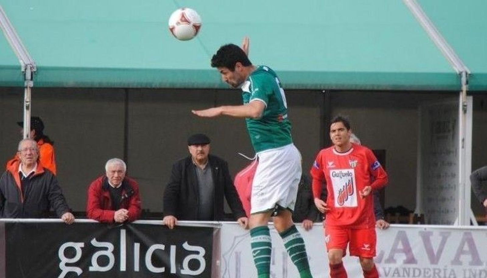 El Guijuelo pierde en casa lo que cosecha fuera