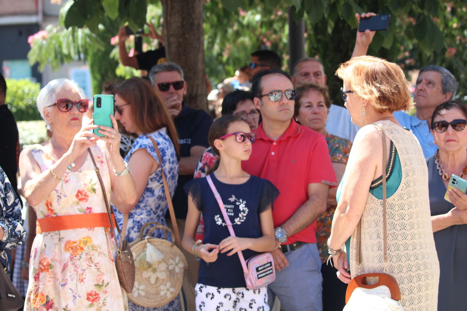 Misa solemne en honor a Santa Marta y a continuación procesión y vino español en el paseo fluvial.