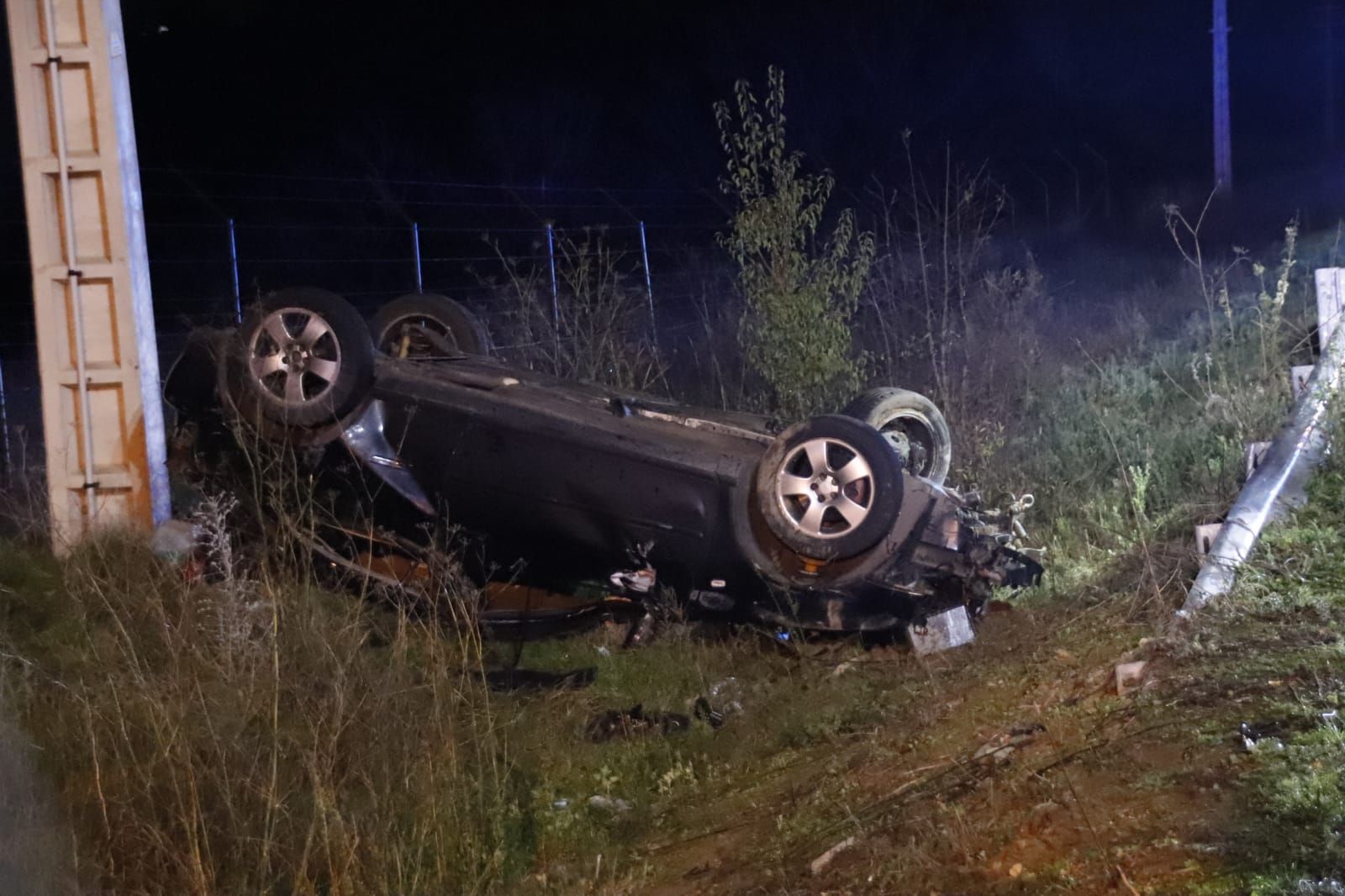 grave-accidente-en-la-carretera-de-aldealengua-con-un-coche-volcado-7