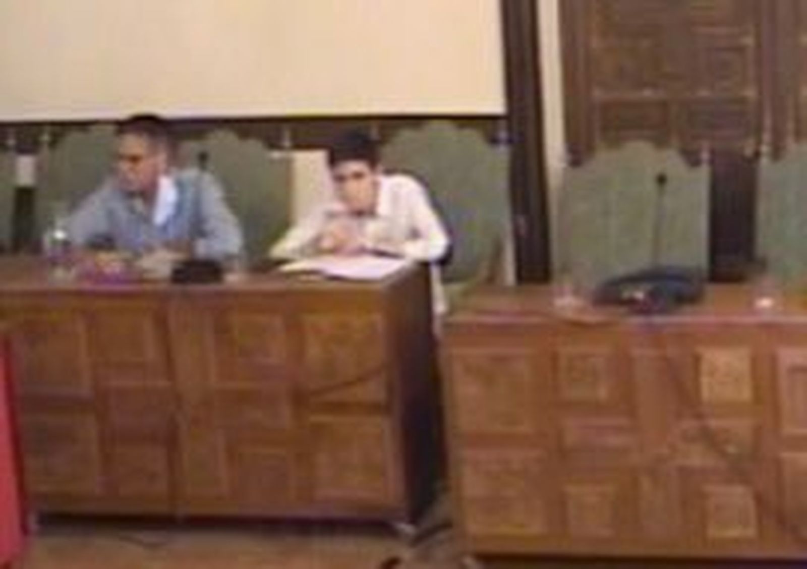 Un instante del Pleno con los concejales de IU sin la mascarilla puesta