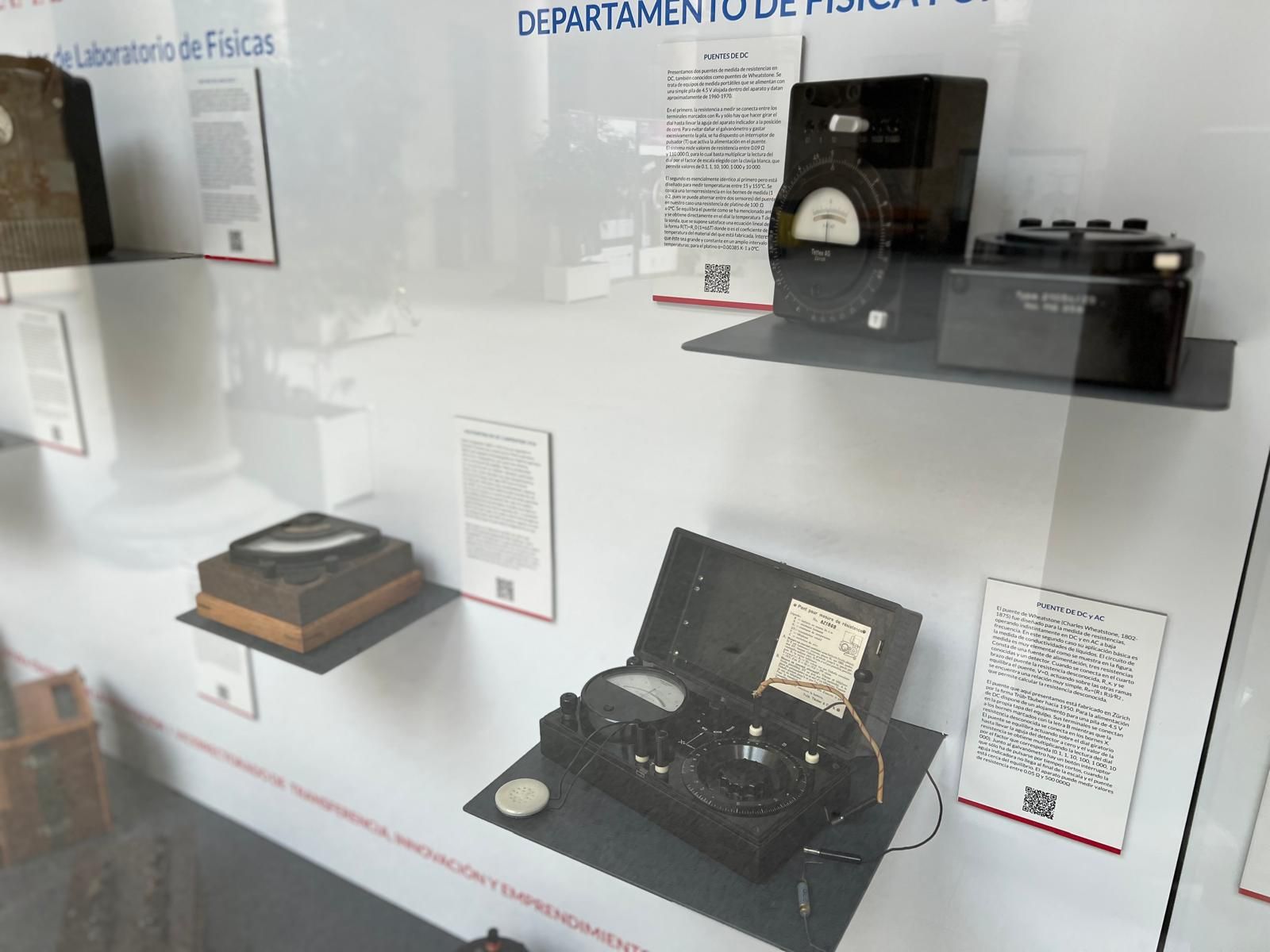 Colección del Laboratorio de Física en el Claustro del Edificio Trilingüe de la Facultad de Ciencias