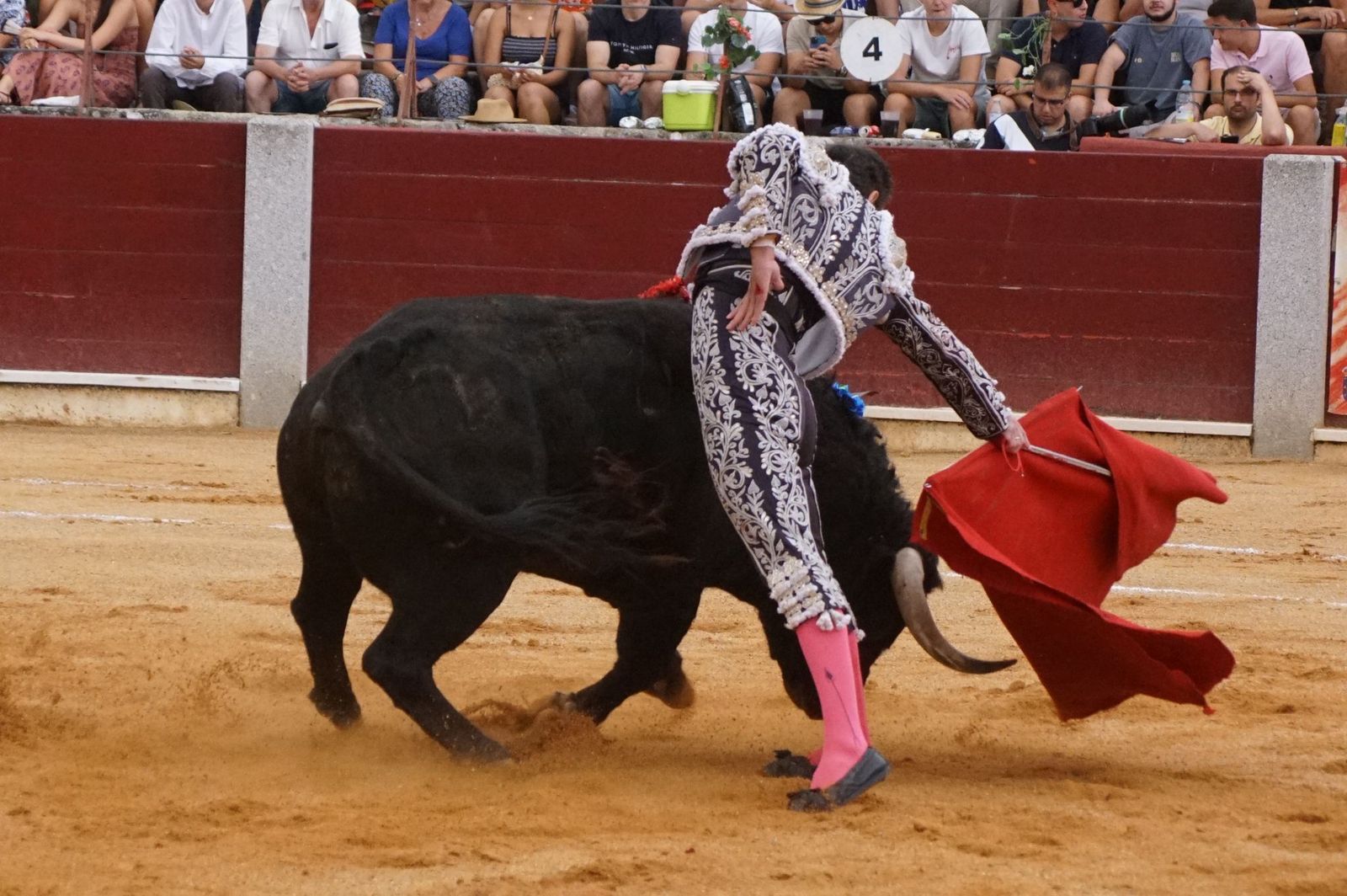 Javier Castaño se despide de Guijuelo y Damián Castaño, su hermano, e Ismael Martín salen a hombros en Guijuelo