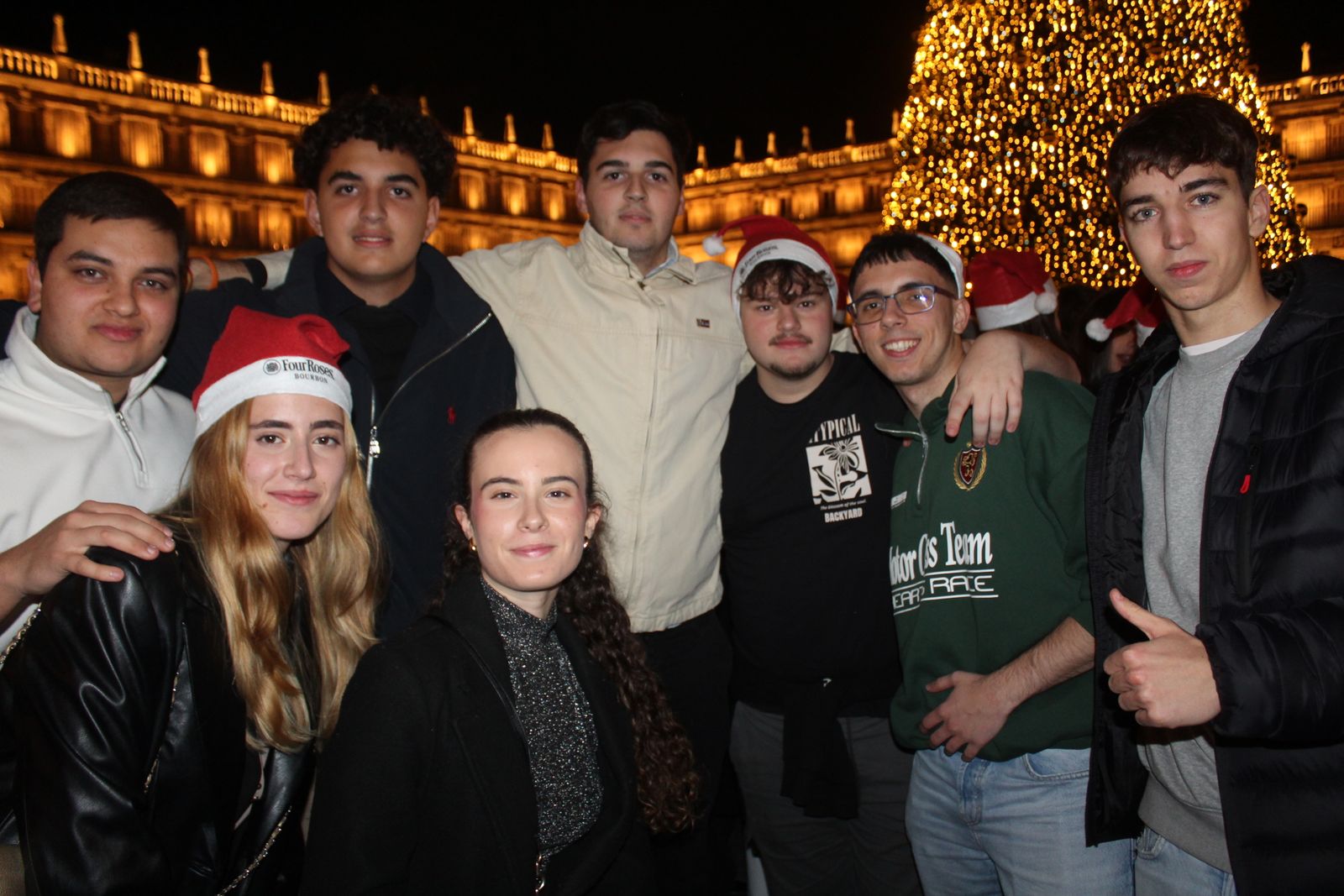 Miles de personas disfrutan de las campanadas y la fiesta del Fin de Año Universitario