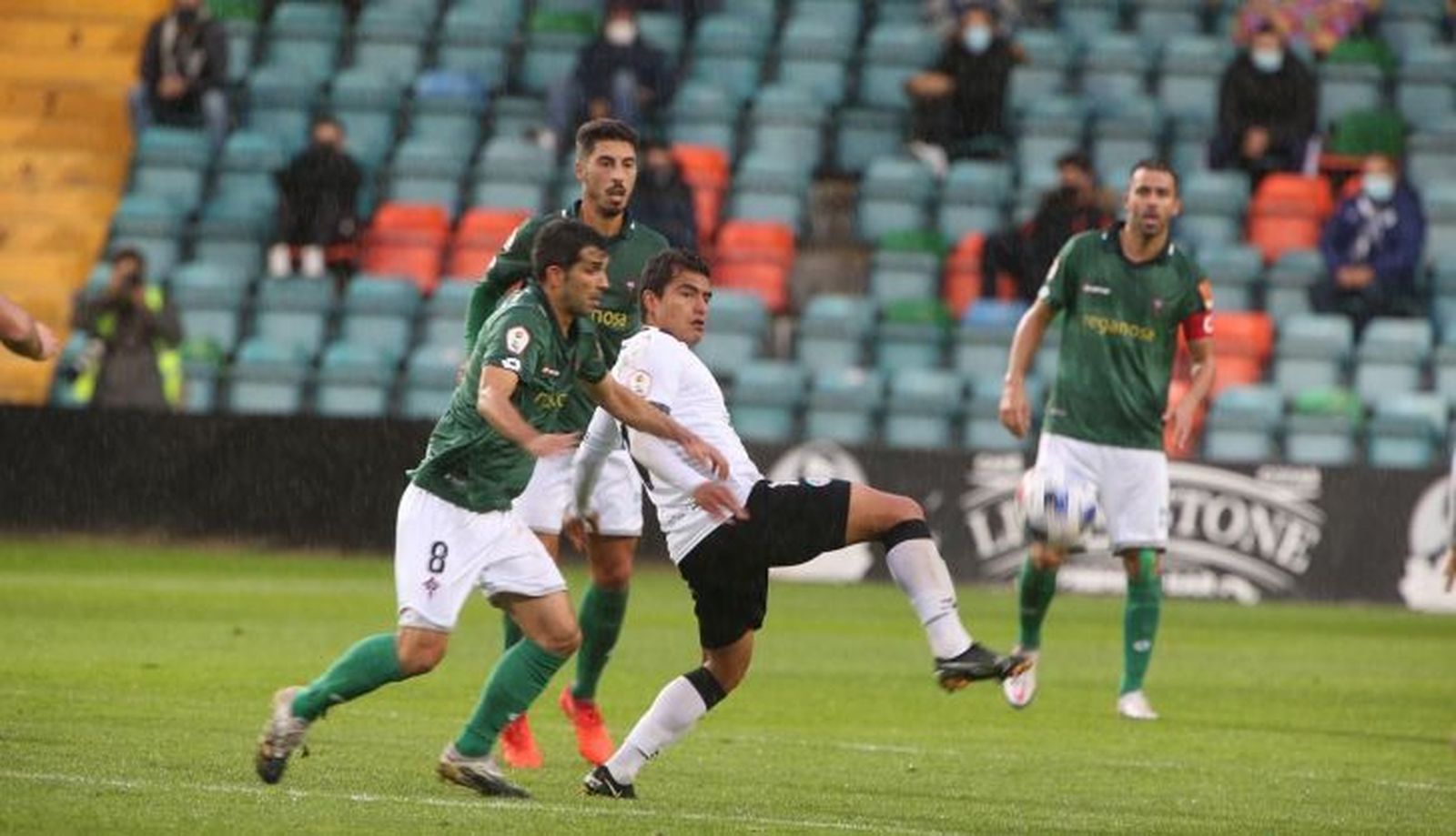 Mora y Álex López, en una acción en el Helmántico.