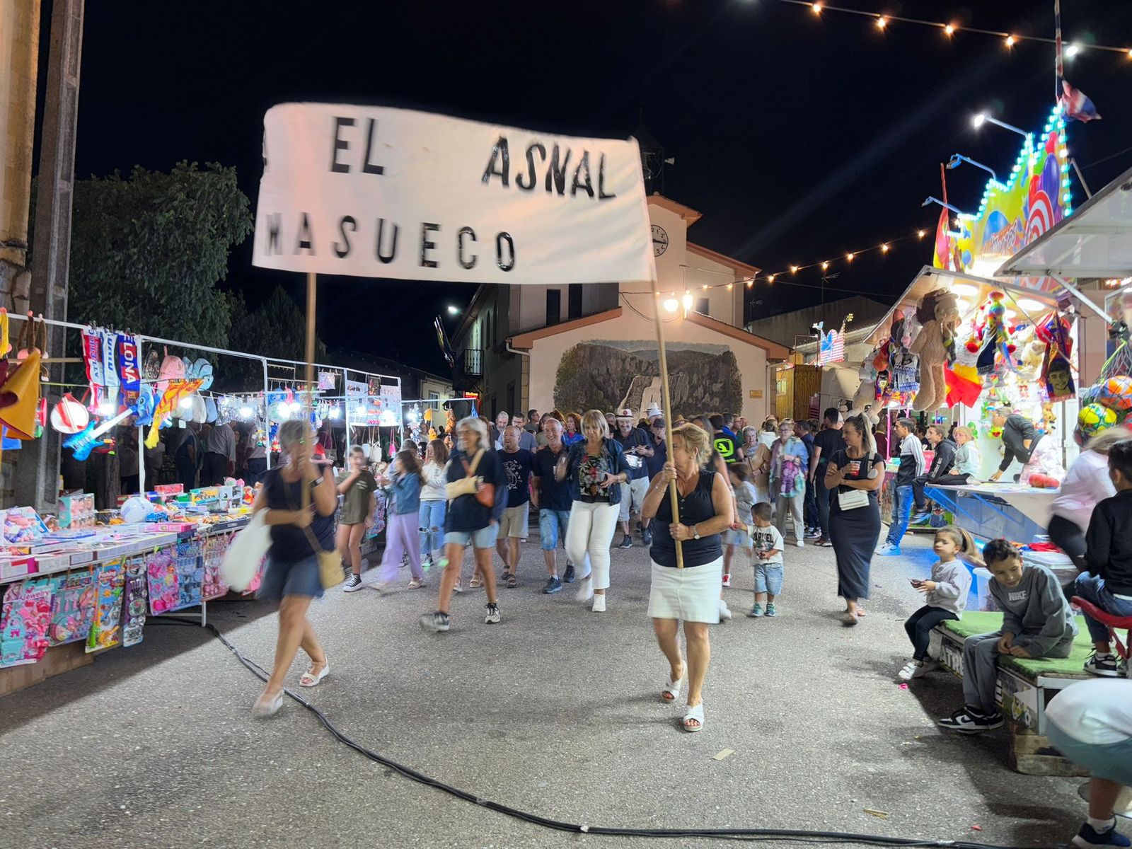Desfile de peñas en Masueco 2025