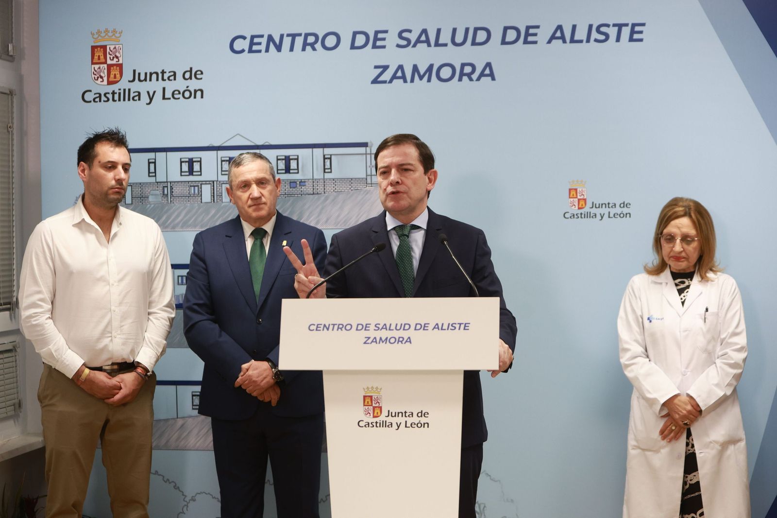 Vista del Presidente de la Junta de Castilla y León al centro de salud de Alcañices