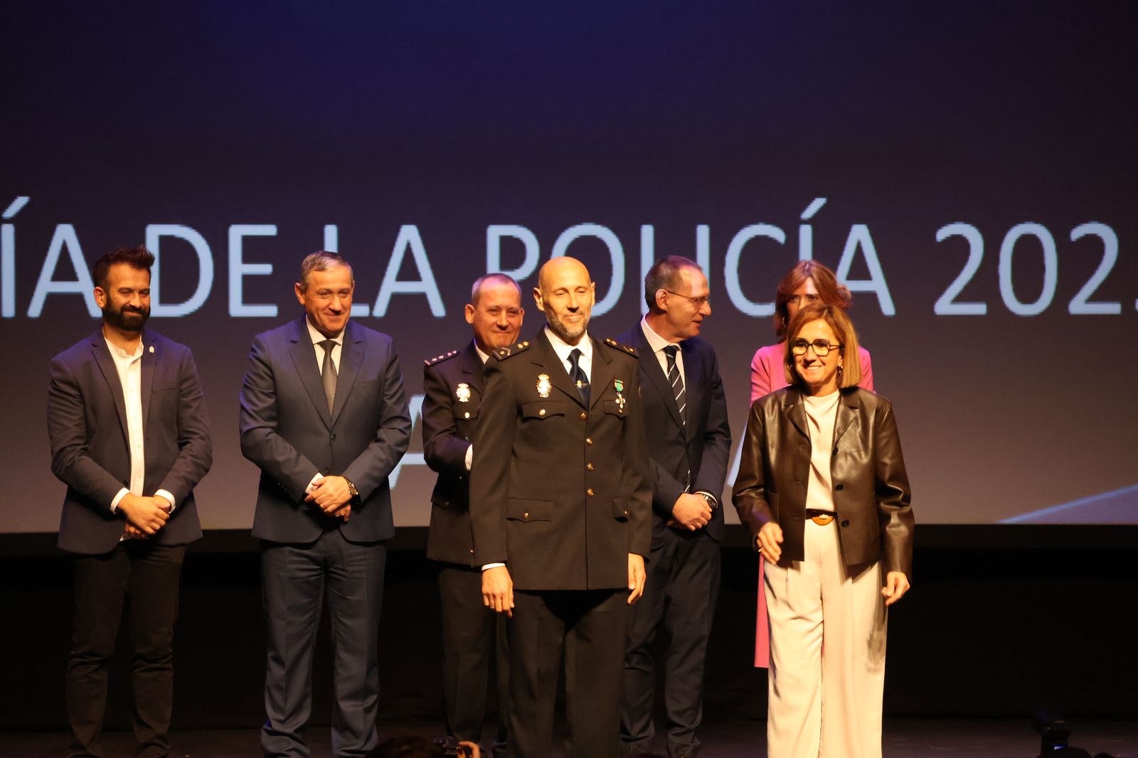 Ceremonia de imposición de condecoraciones a miembros de la Policía Nacional en honor a los Santos Ángeles Custodios