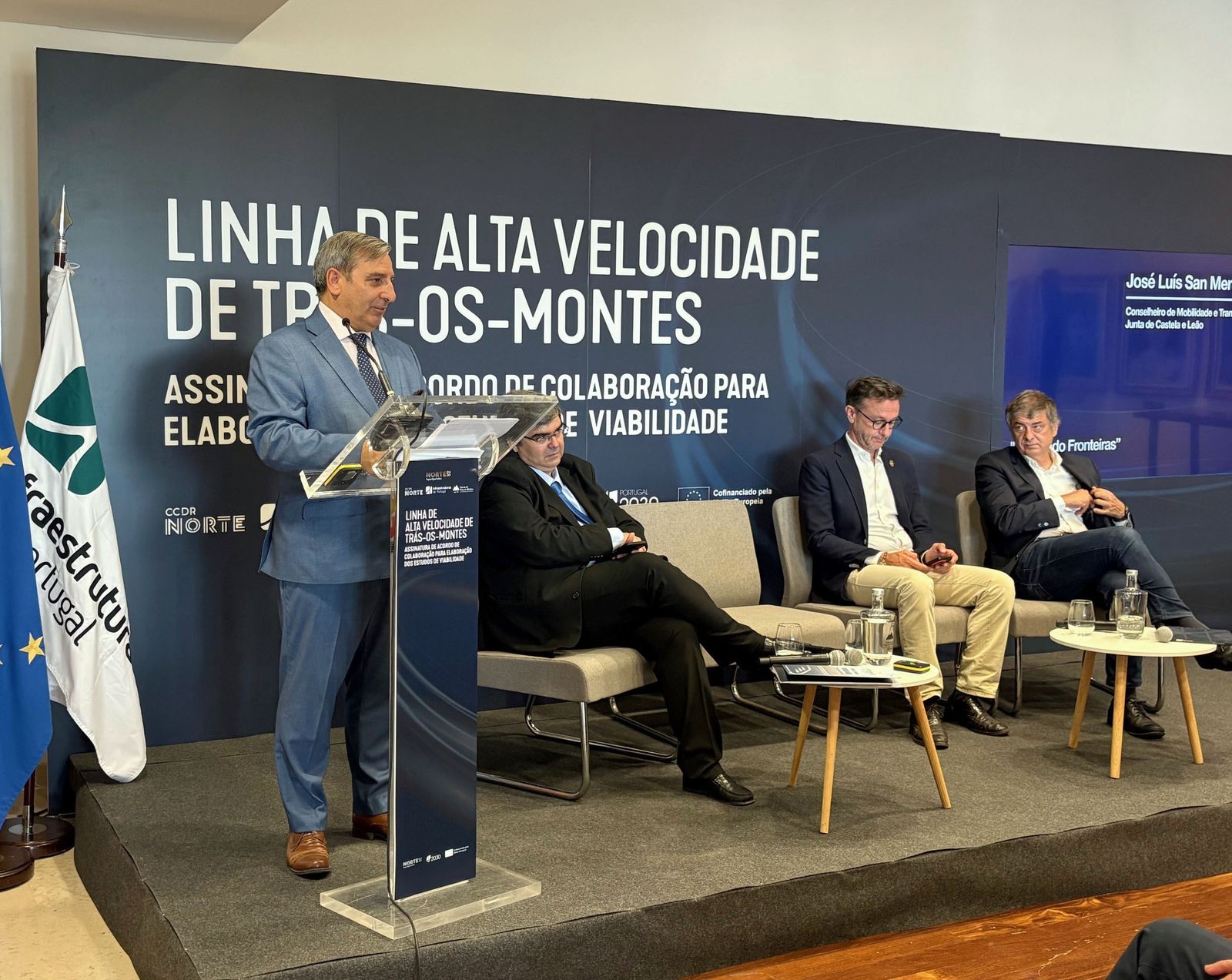 El consejero de Movilidad y Transformación Digital, José Luis Sanz Merino, firma una alianza entre Castilla y León, Galicia, la Región Norte de Portugal y el clúster de logística de un programa europeo POCTEP que tiene como objetivo el Impulso del Corredor Atlántico del Noroeste.