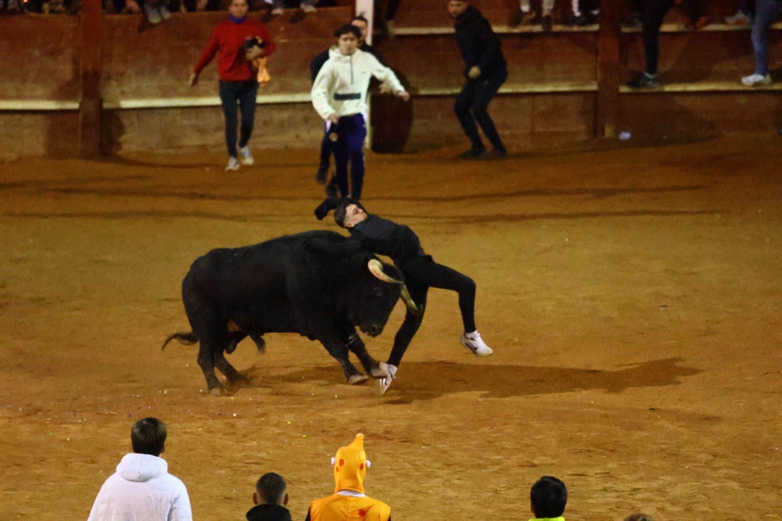 Capa y desencierro de tarde de lunes en el Carnaval del Toro 2026