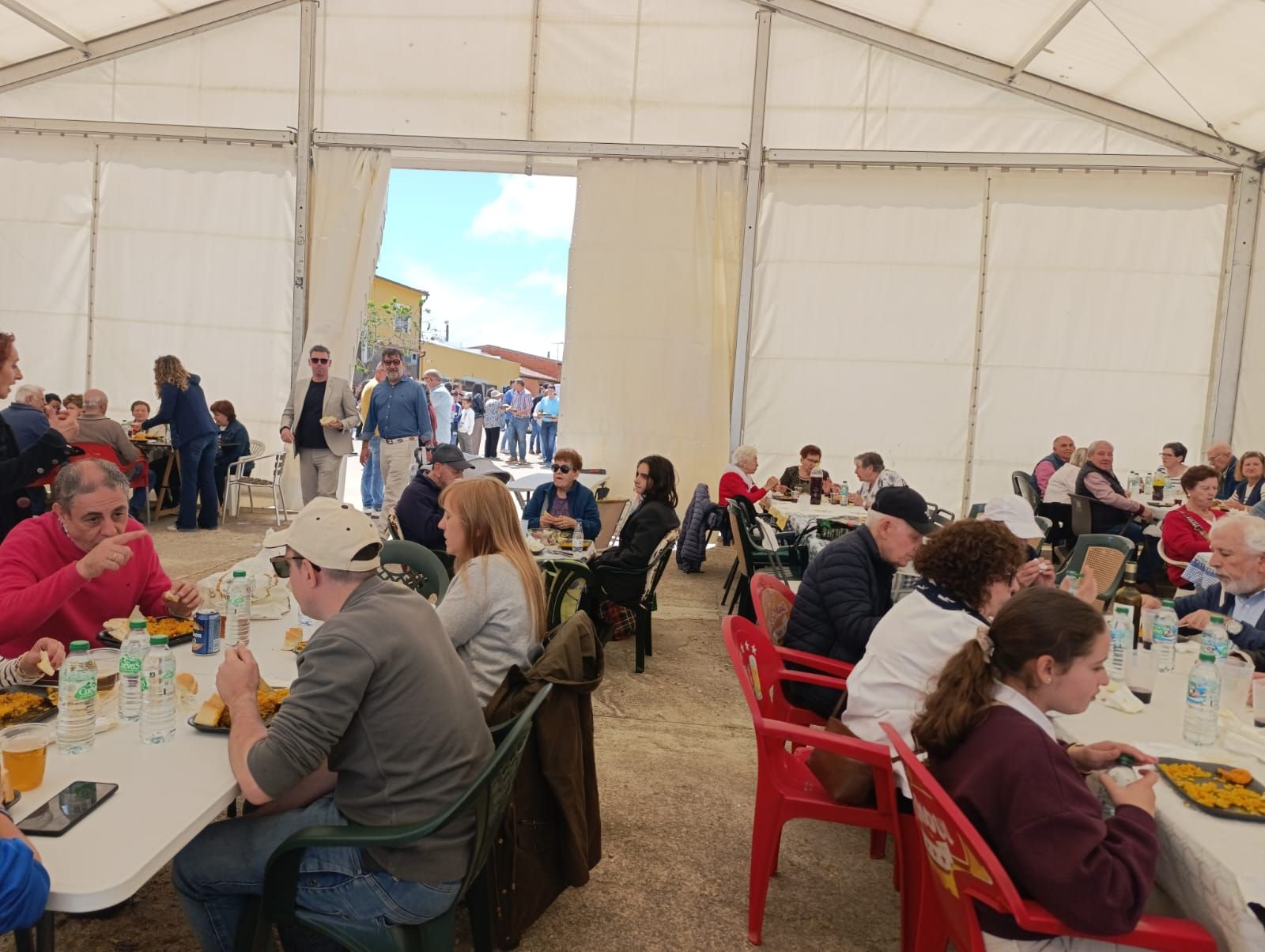 Cabrillas pone el broche a sus fiestas con una gran comida popular