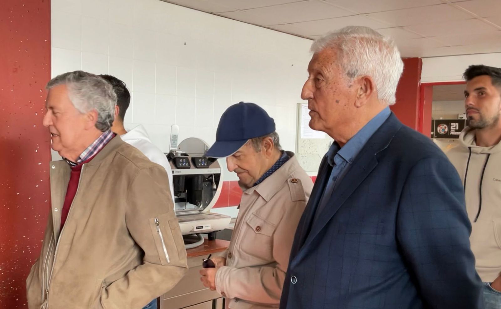 José Manuel Castaño, socio más antiguo del Zamora CF. Segundo por la derecha, con americana y camisa azul.