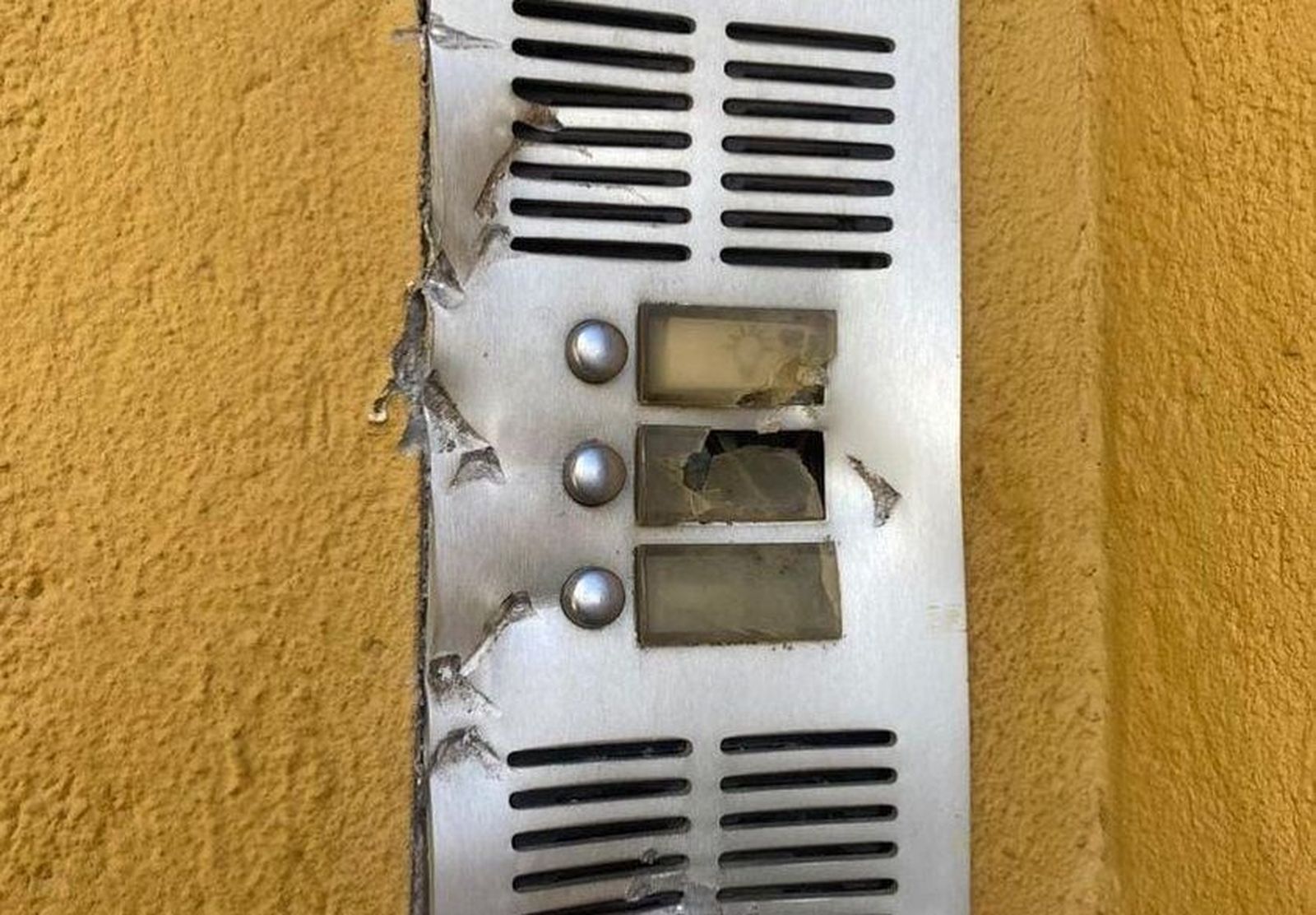 Destrozos materiales en la vivienda de la víctima