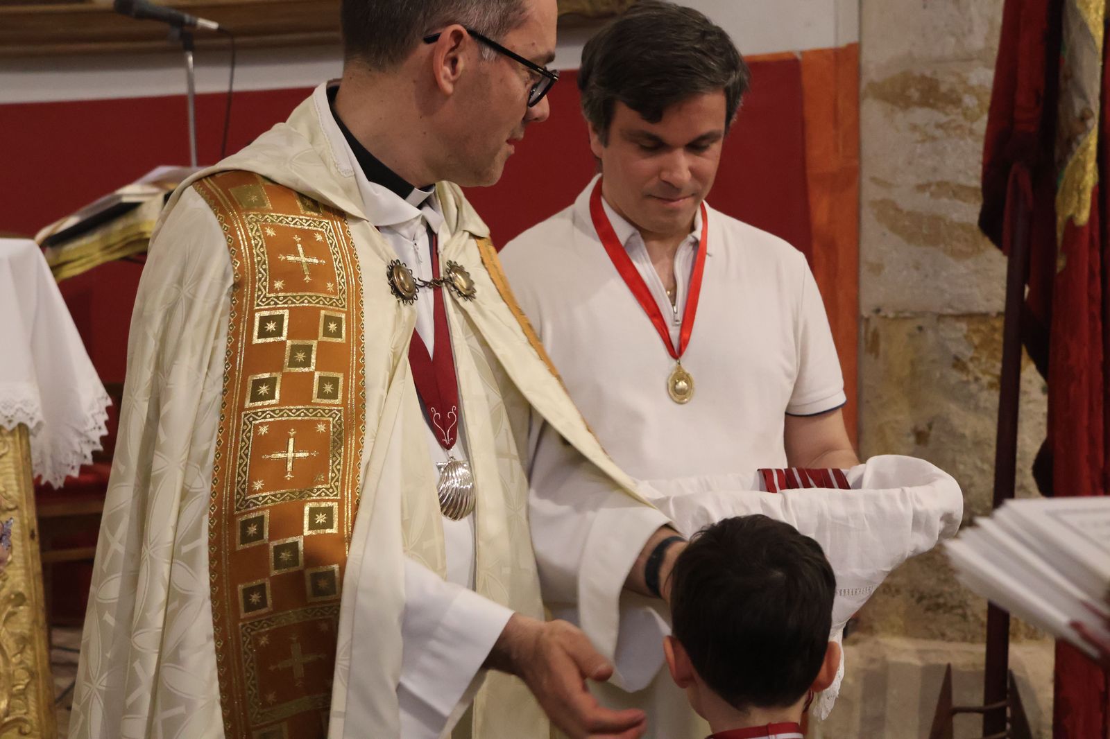 entrada-de-nuevos-hermanos-de-la-cofradia-de-la-concha-22