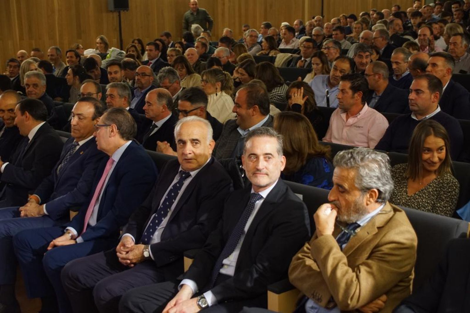 entrega-del-premio-del-toro-de-oro-a-la-ganaderia-de-vellosino-por-la-feria-taurina-2023-6