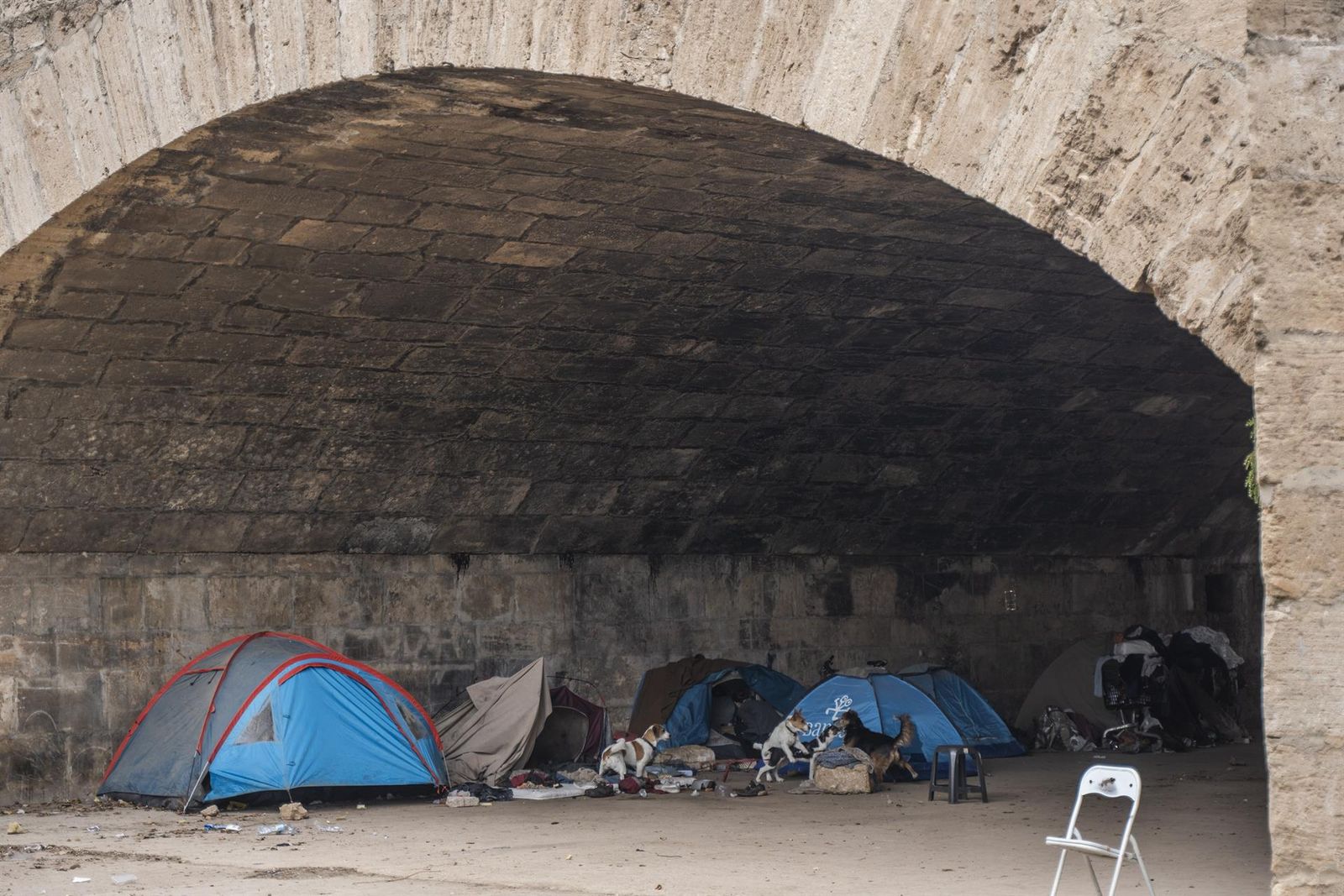Personas sin hogar en tiendas de campaña en el Puente del Reino (Valencia), a 14 de febrero de 2024.   Jorge Gil   Europa Press