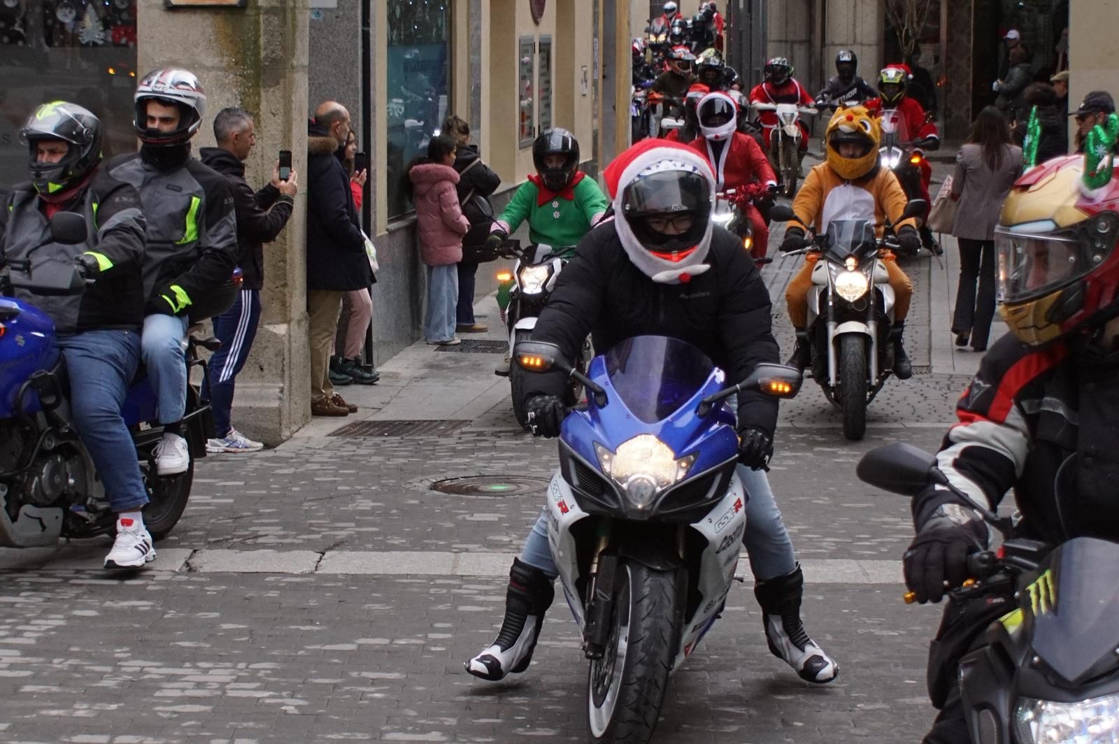 Alba de Tormes se despierta con el ruido de la 'Papanoelada motera' presidida por Papá Noel