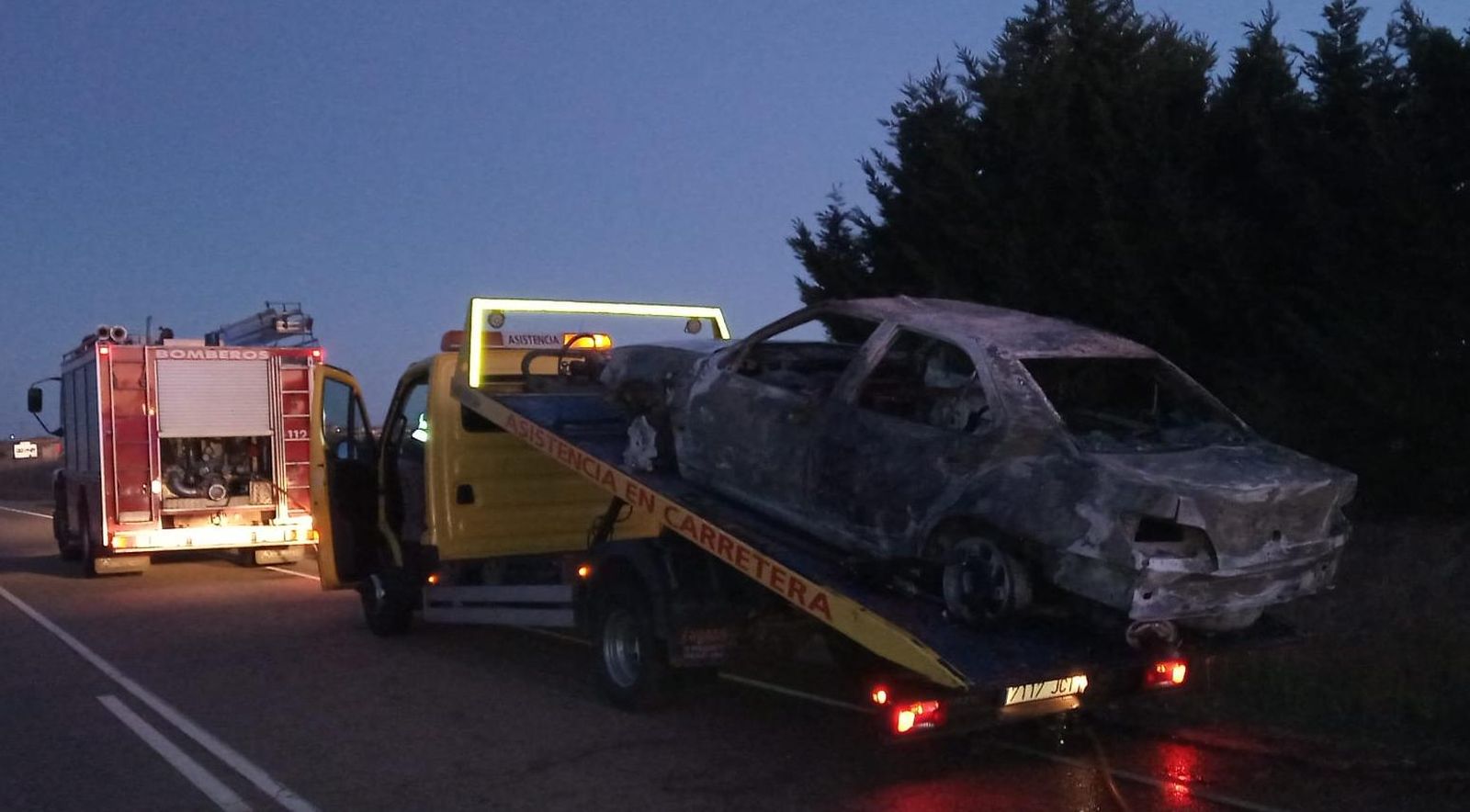 Incendio de un coche en la ZA 714. Archivo