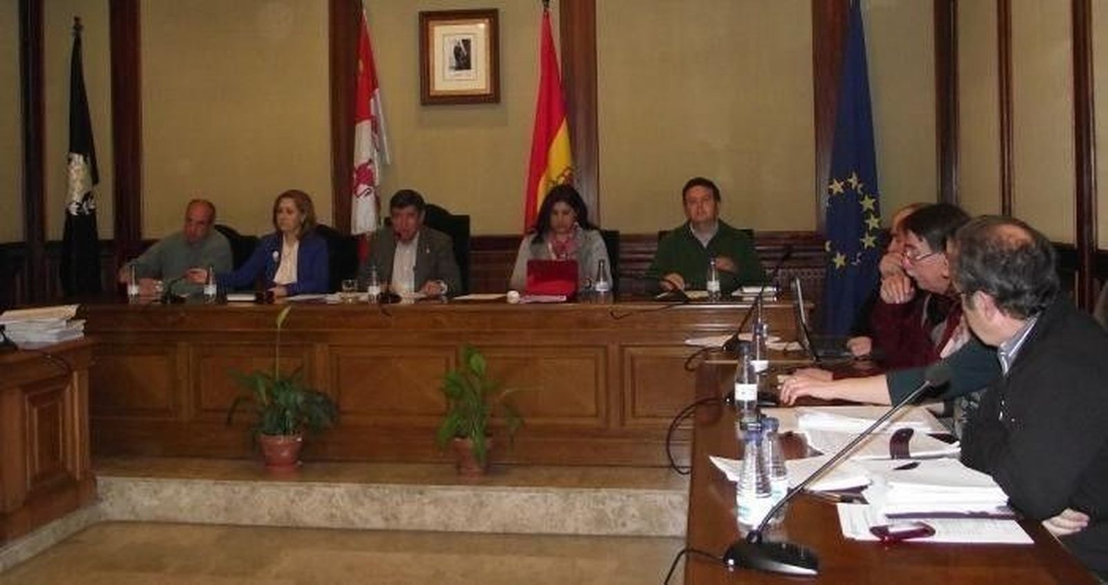 PSOE e IU abandonan el pleno en desacuerdo por el nuevo consorcio sobre La Covatilla