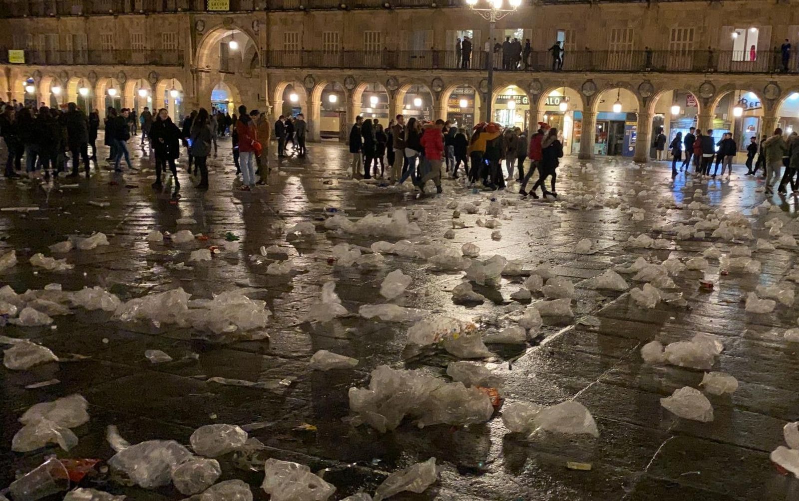 Estado en el que quedó la Plaza Mayor minutos después del Nuevo Año Universitario de 2019 | Foto: S24H Estado en el que quedó la Plaza Mayor minutos después del Nuevo Año Universitario de 2019 | Foto: S24H