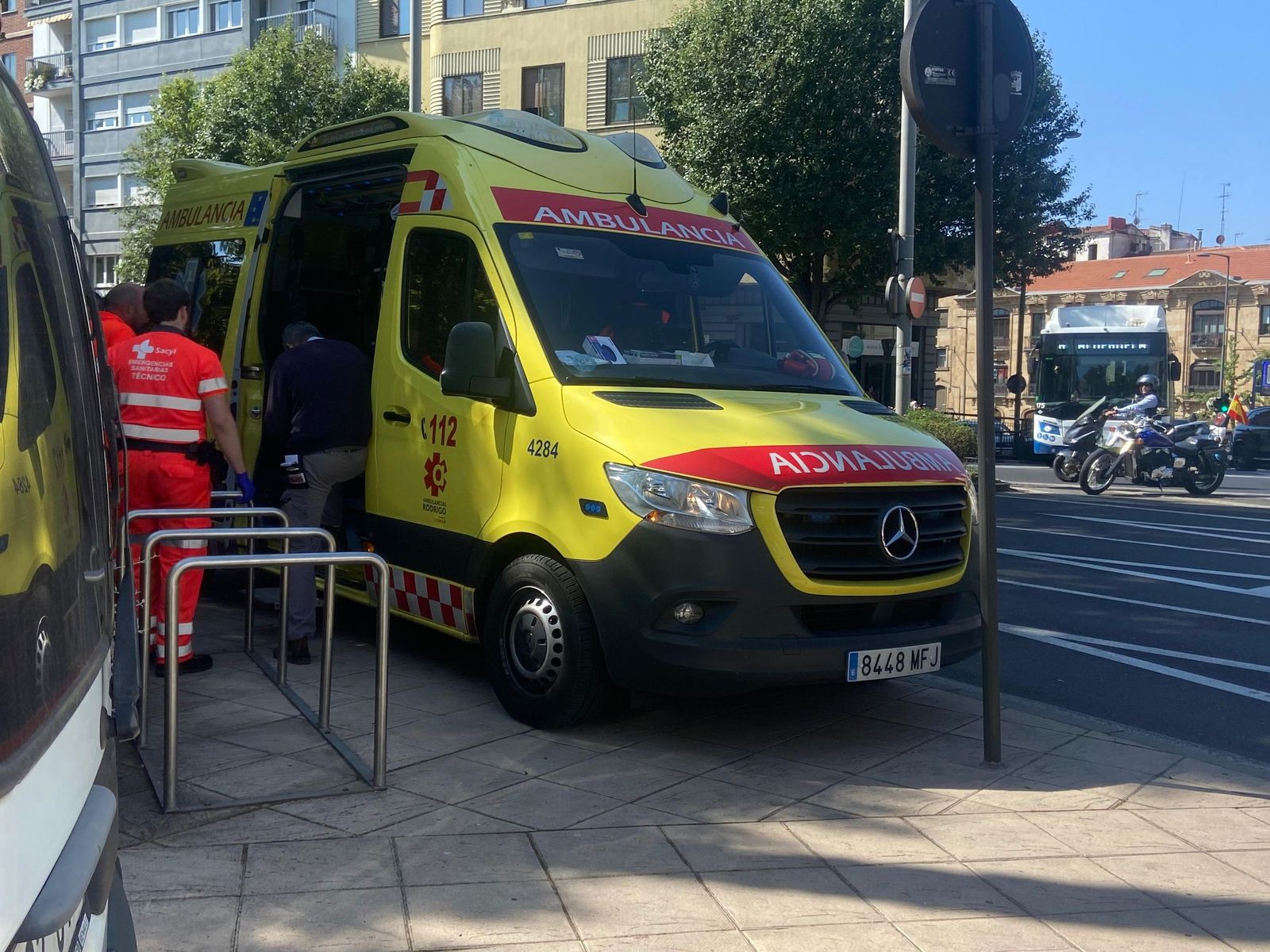 Septuagenario herido en la colisión de una moto y un camión en Plaza España