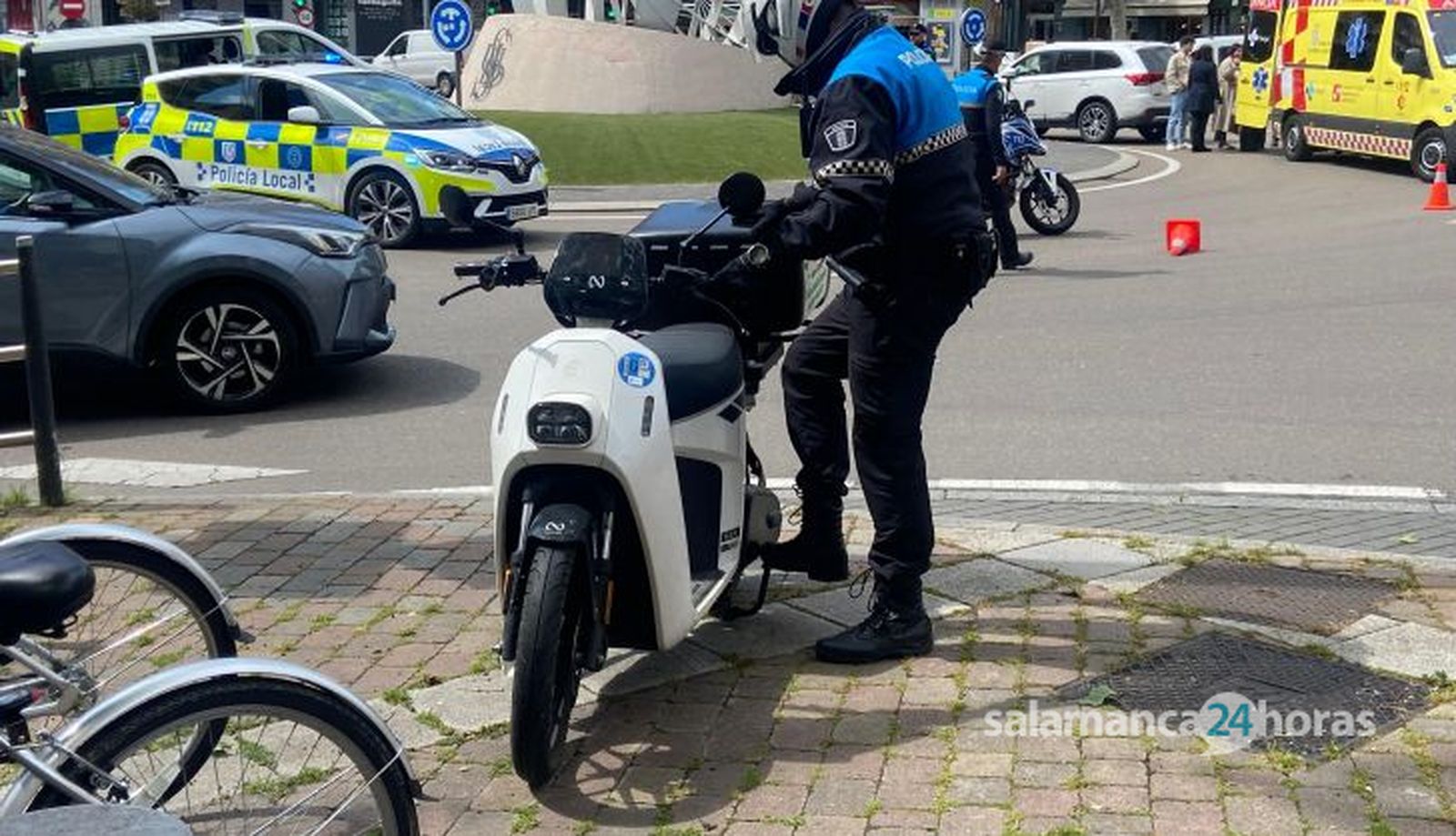Un repartidor en moto accidentado en la rotonda de la UDS