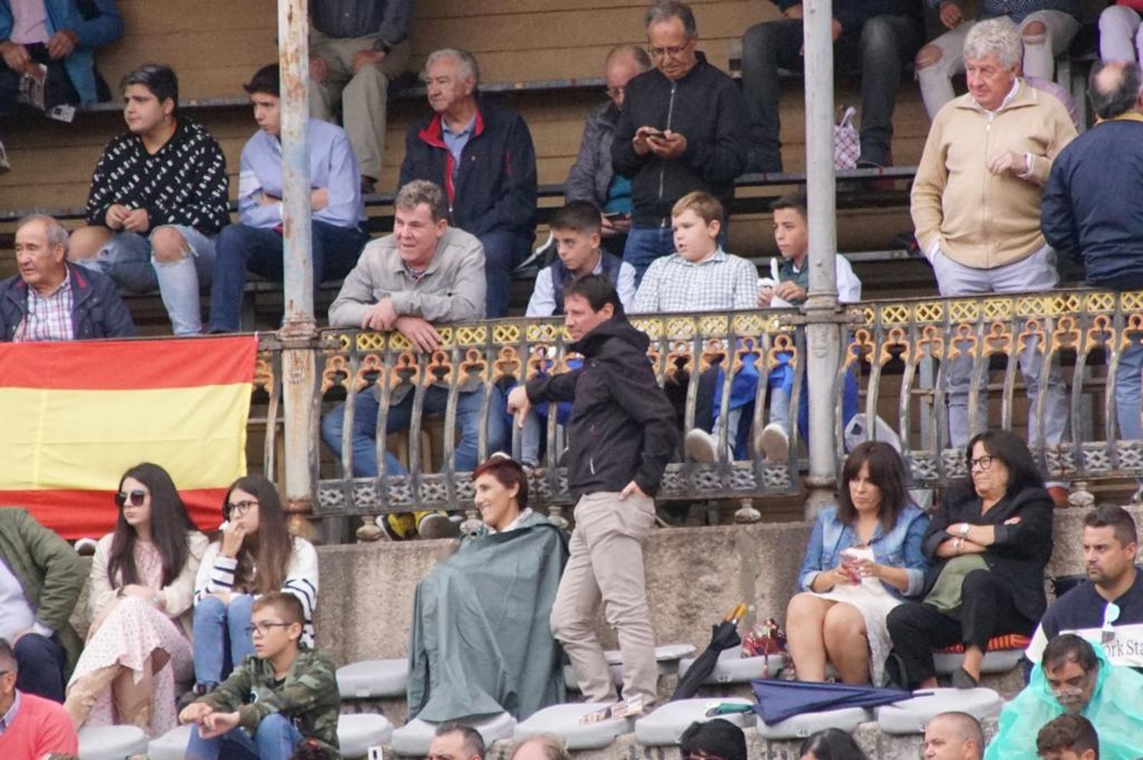 tendidos-de-la-glorieta-durante-la-corrida-de-garcia-y-olga-jimenez-53