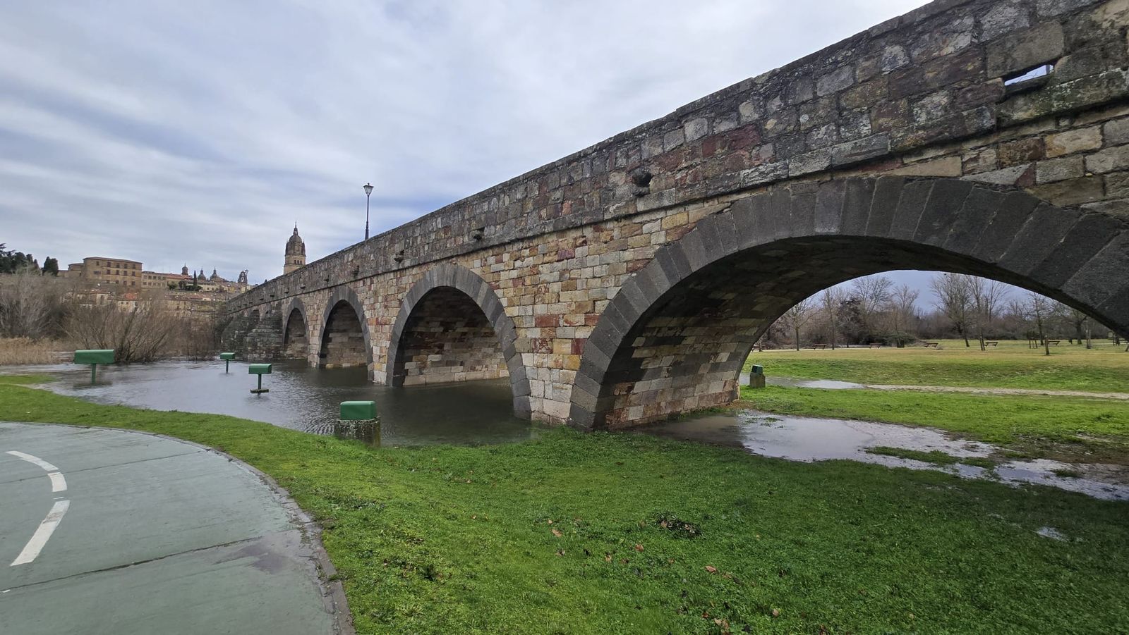 Las lluvias inundan la ribera del río Tormes a su paso por Salamanca