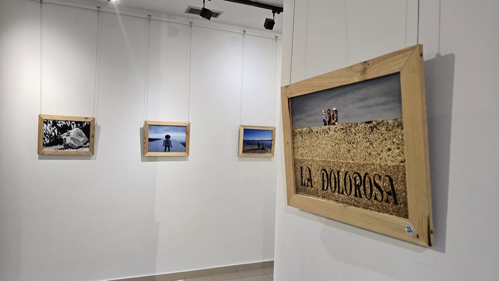 El concejal de Juventud, Pedro Martínez, presenta la exposición ‘Otras Miradas – Exposición de Fotografía con Playmobil’