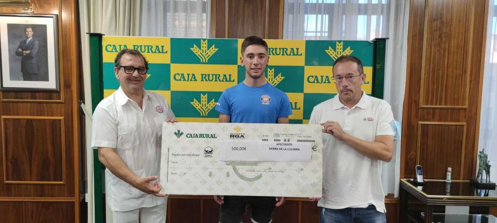 Imagen de la entrega del cheque Imagen de la entrega del cheque