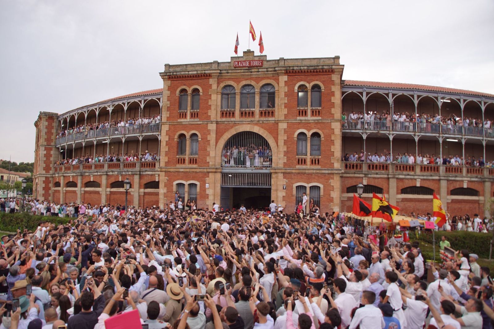 ambiente-en-los-tendidos-para-ver-el-mano-a-mano-de-morante-y-marco-perez-en-la-glorieta-por-san-juan-de-sahagun-8