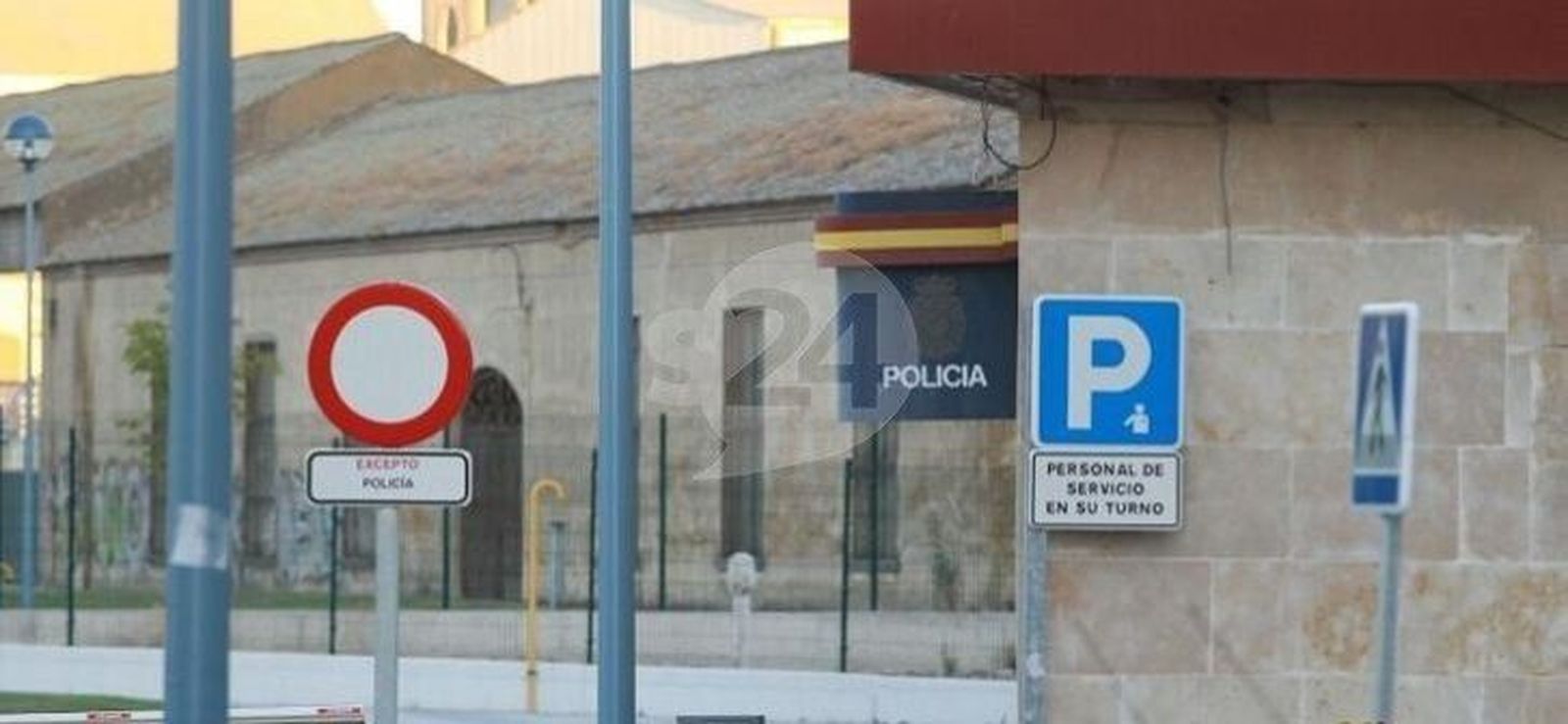 Una mujer golpea a dos taxistas y hiere a varios policías después de intentar huir en Comisaría Una mujer golpea a dos taxistas y hiere a varios policías después de intentar huir en Comisaría