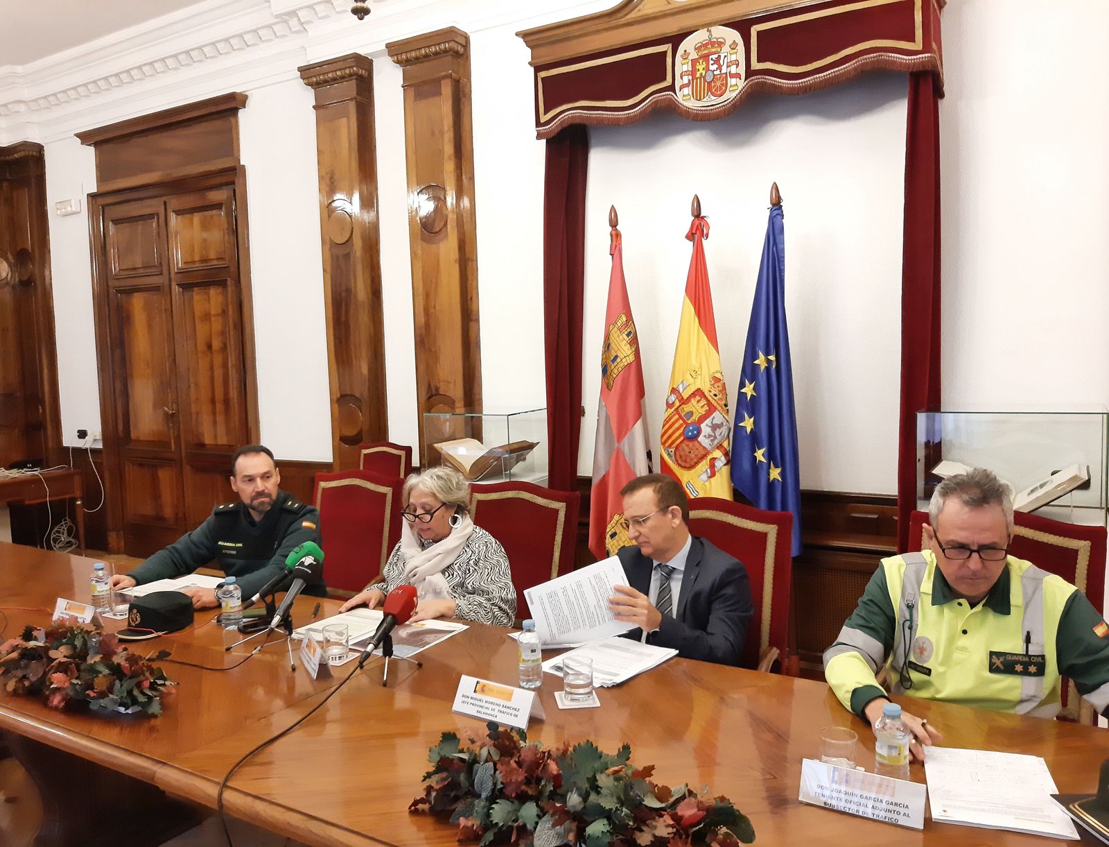 Encarnación Pérez, subdelegada del Gobierno junto al jefe provincial de la DGT, Miguel Moreno, por el teniente coronel jefe de la Comandancia de la Guardia Civil en Salamanca, Pedro Merino, y por el teniente adjunto al Subsector de Tráfico de la Guardia Civil, Joaquín García