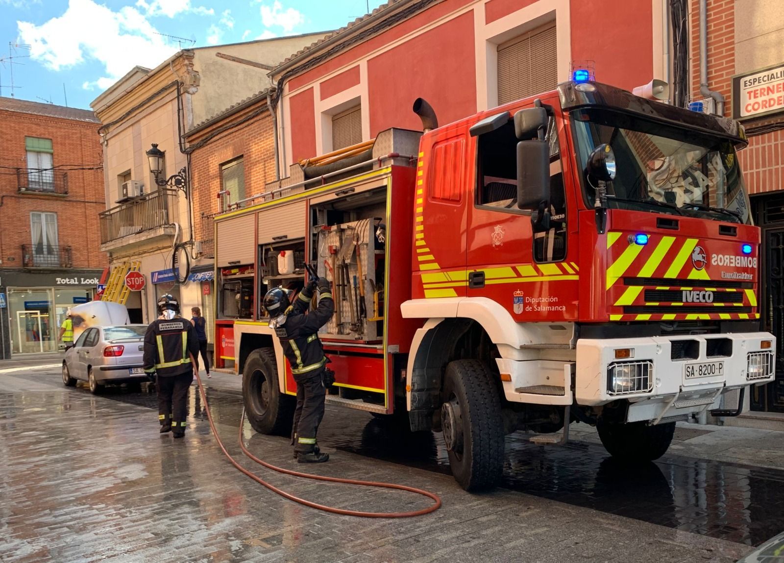 Un coche se incendia en la Plaza de España de Salamanca
