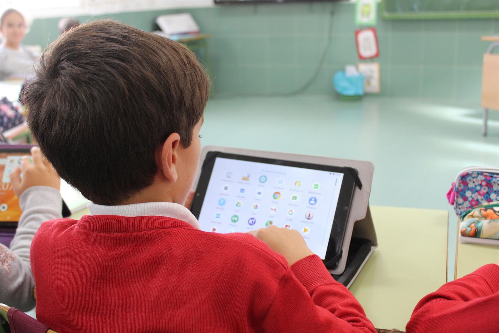 Un alumno recibe clases con una tableta, el 21 de enero de 2021.   JUNTA C LM   Archivo