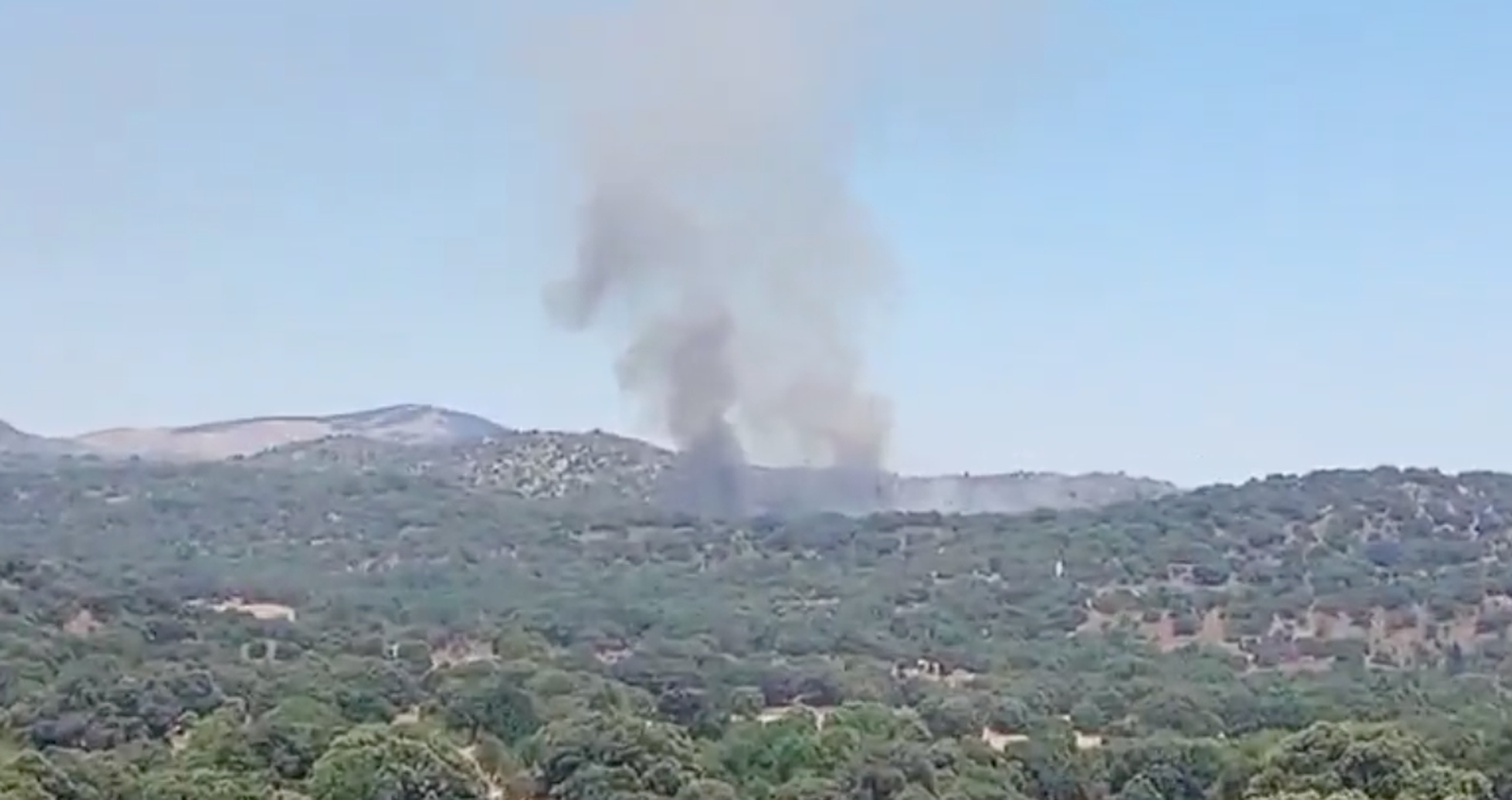 Reactivado el incendio de Navaluenga en el que trabajan decenas de medios terrestres y aéreos