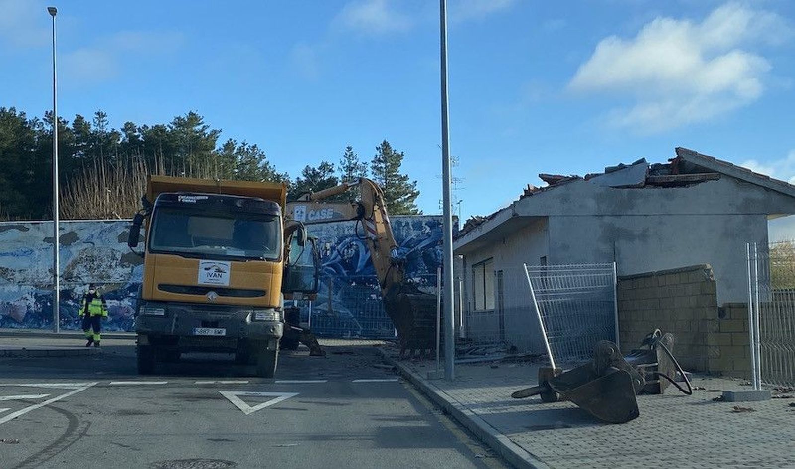 Derribo del bar de la piscina municipal de Guijuelo