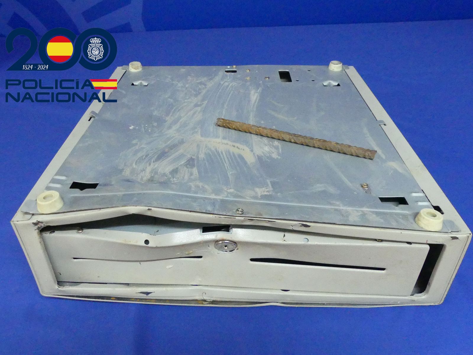 Caja registradora del robo en la peluquería de la Plaza de la Fuente