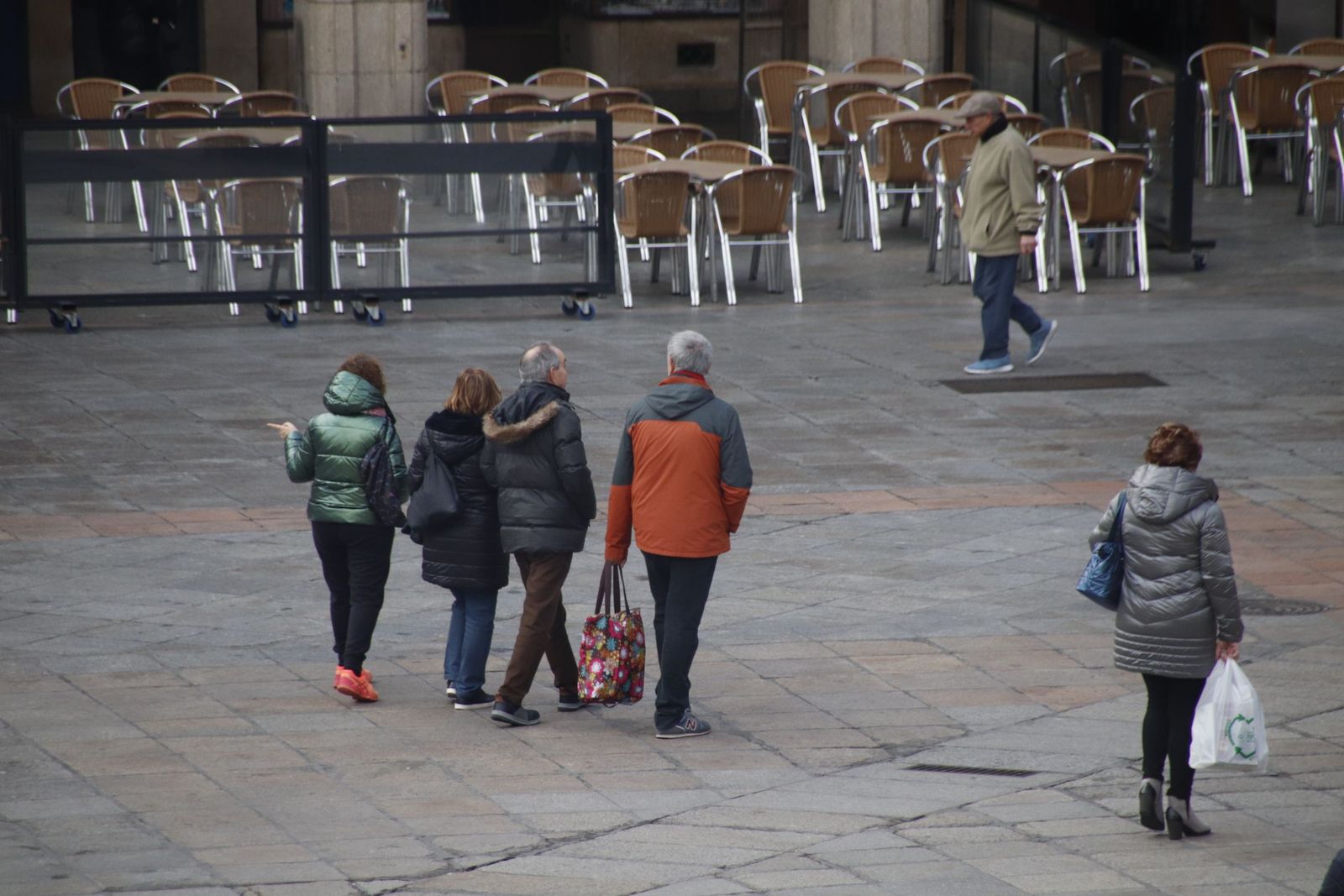 Gente paseando por las calles de Salamanca