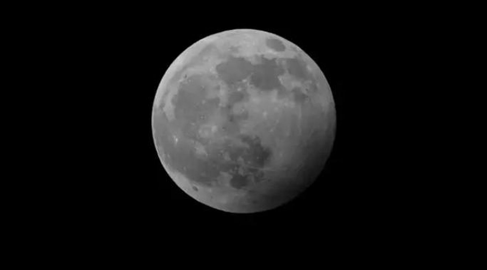 Eclipse penumbral de Luna. Foto de archivo EP