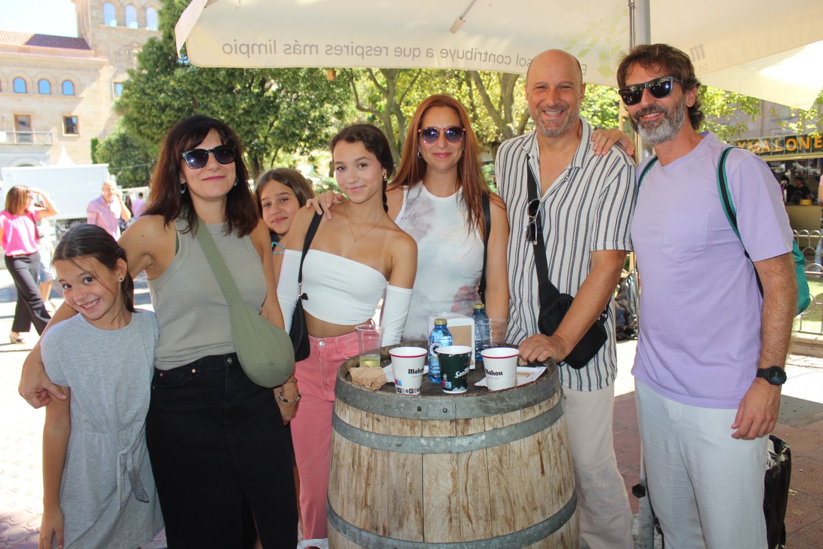 Ambiente en la Feria de Día en el mediodía de este domingo