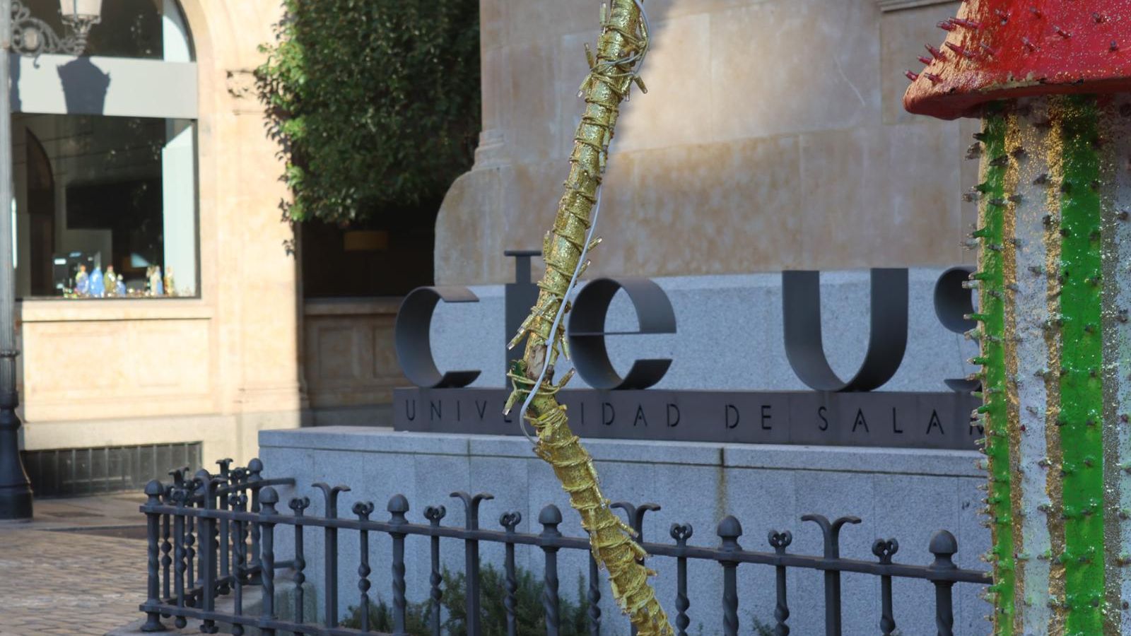 Aparece roto el bastón de uno de los soldaditos de la decoración navideña de Salamanca