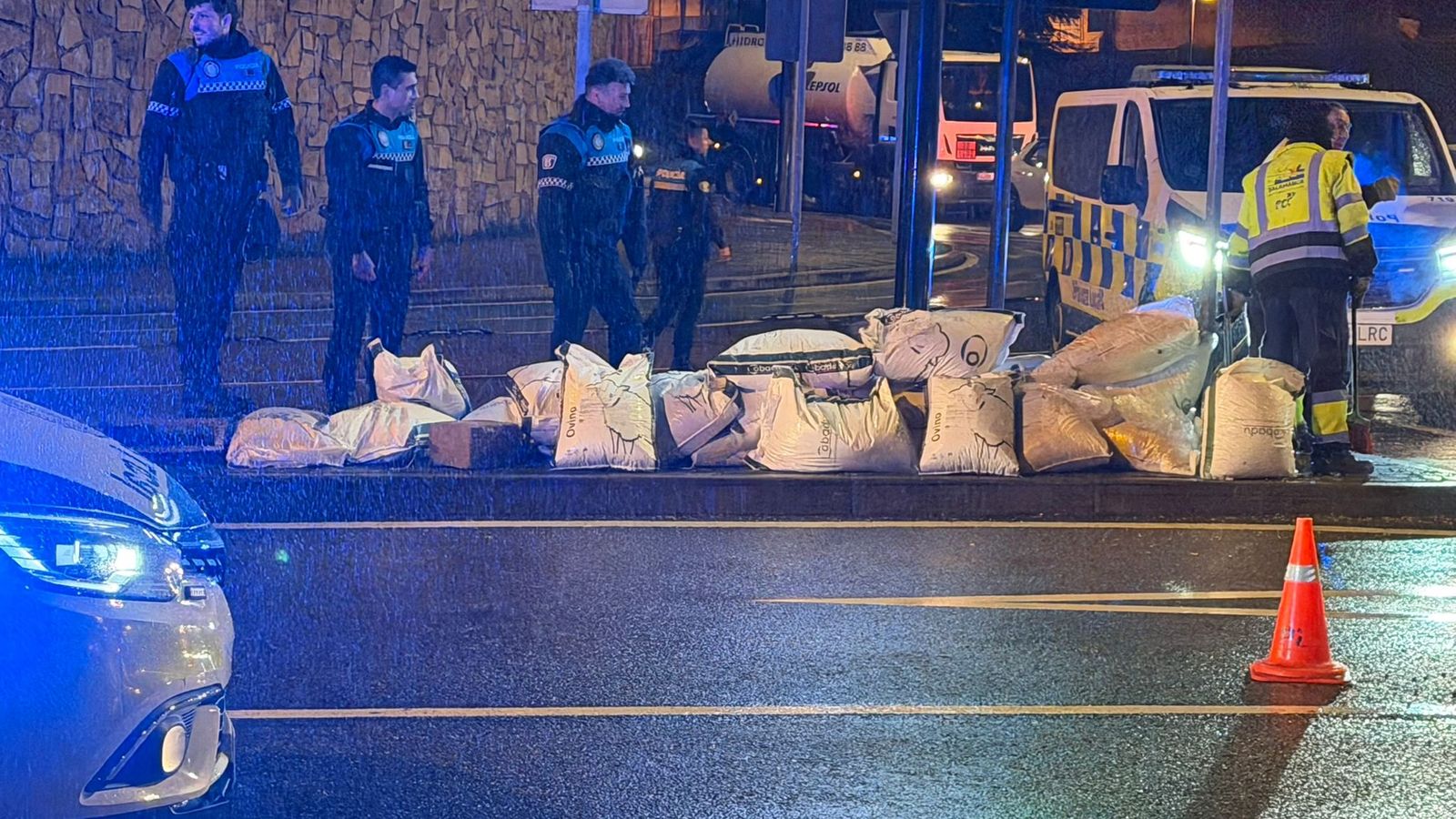 Cortados tres carriles de la Vía Helmántica tras caer la carga de un tráiler