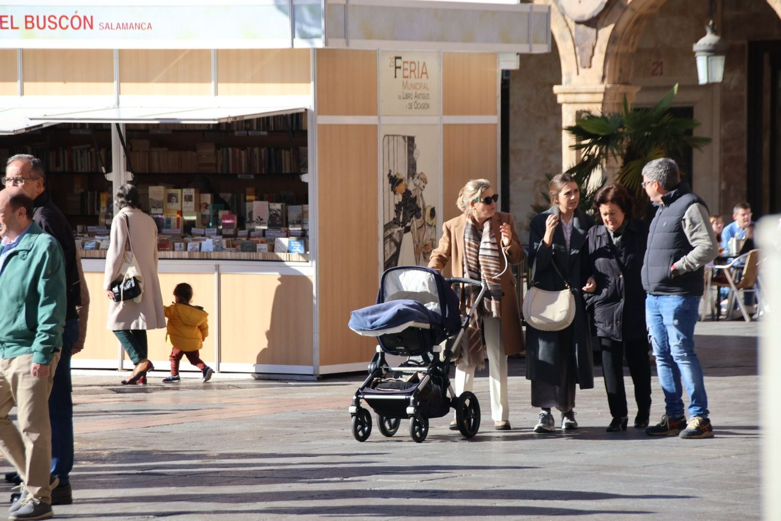 Gente paseando por las calles de Salamanca